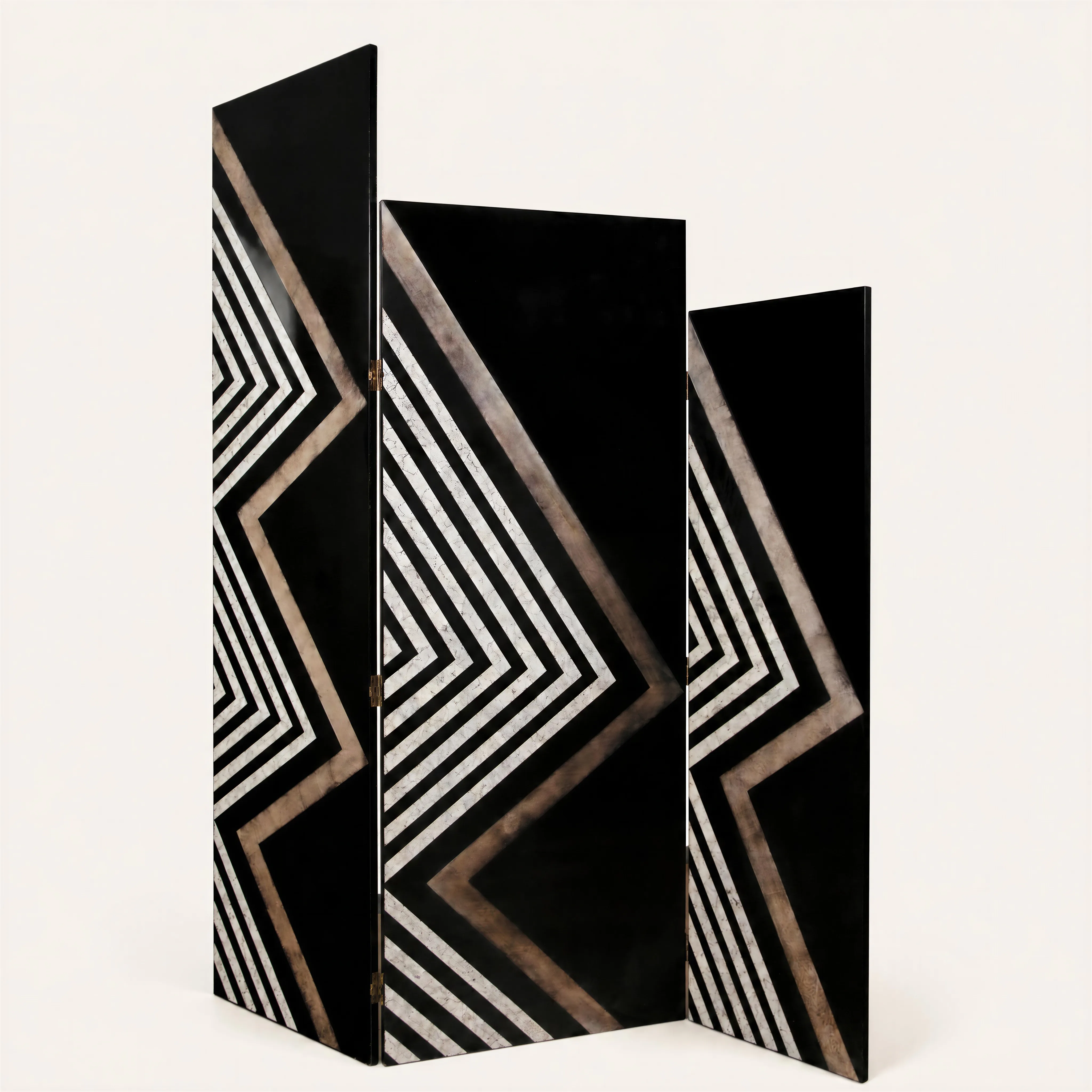 A lacquered wood three-panel folding screen, featuring a stepped top profile that progressively increases in height. The design stands as a spectacular testament to American Modernism and the “Machine Age” aesthetic developed by Donald Deskey around 1930. Set against a mottled and textured silver background, the powerful, asymmetrical abstract composition deploys bold geometric shapes in jet-black. The visual rhythm is vigorously accentuated by double parallel bright red lines forming dynamic chevrons and arrows.