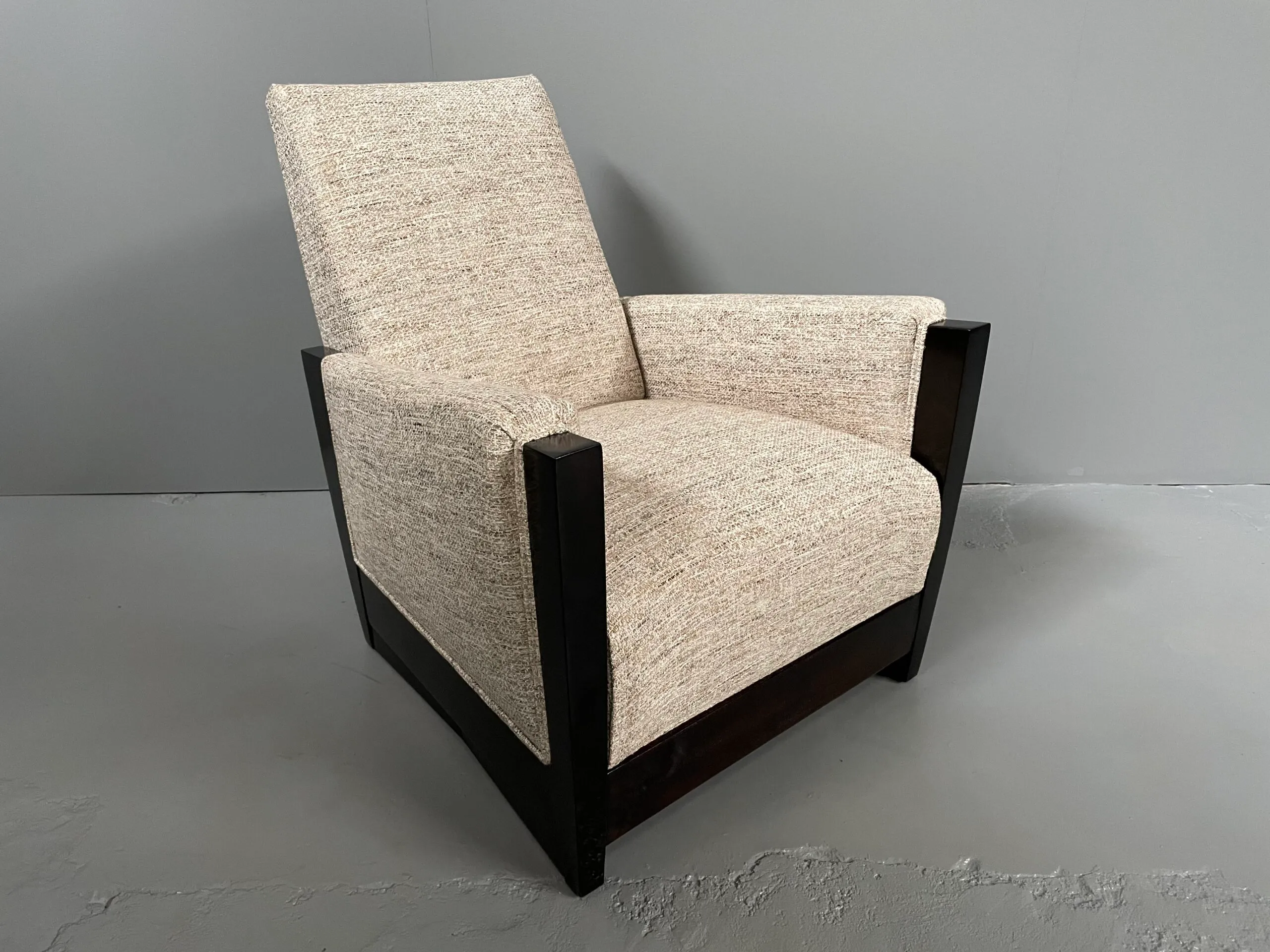 Vue de détail 1 – Fauteuil et son ottoman