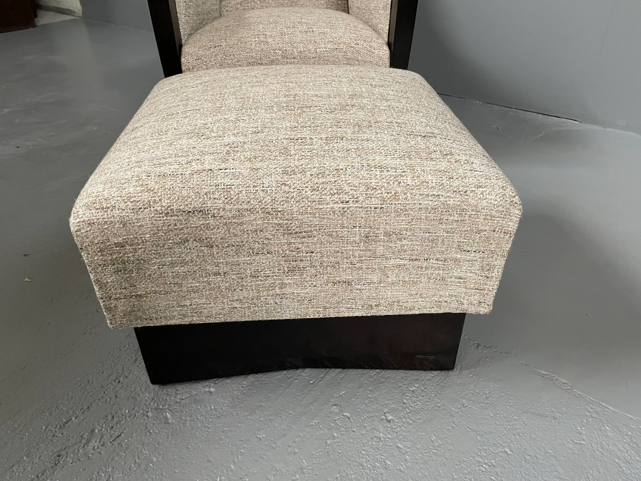 Vue de détail 3 – Fauteuil et son ottoman