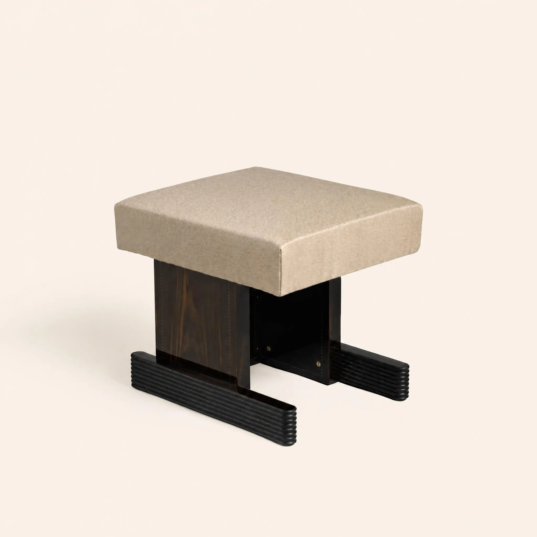 Tabouret asymétrique