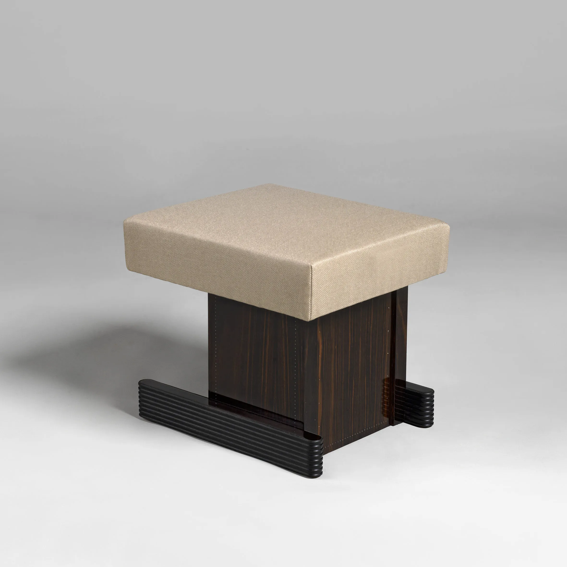 Vue de détail 1 – Tabouret asymétrique