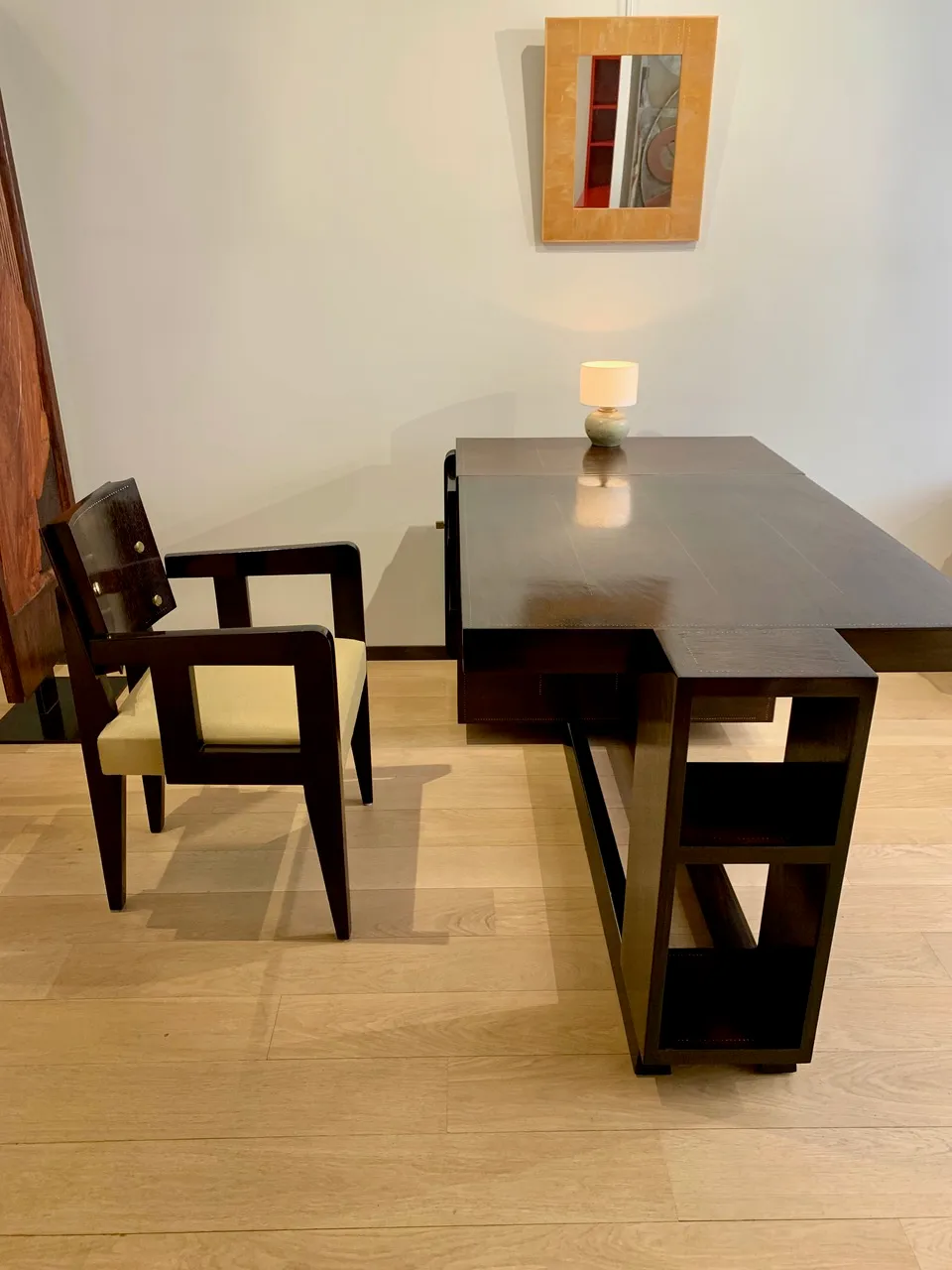 Detail view 1 – Asymmetrical desk