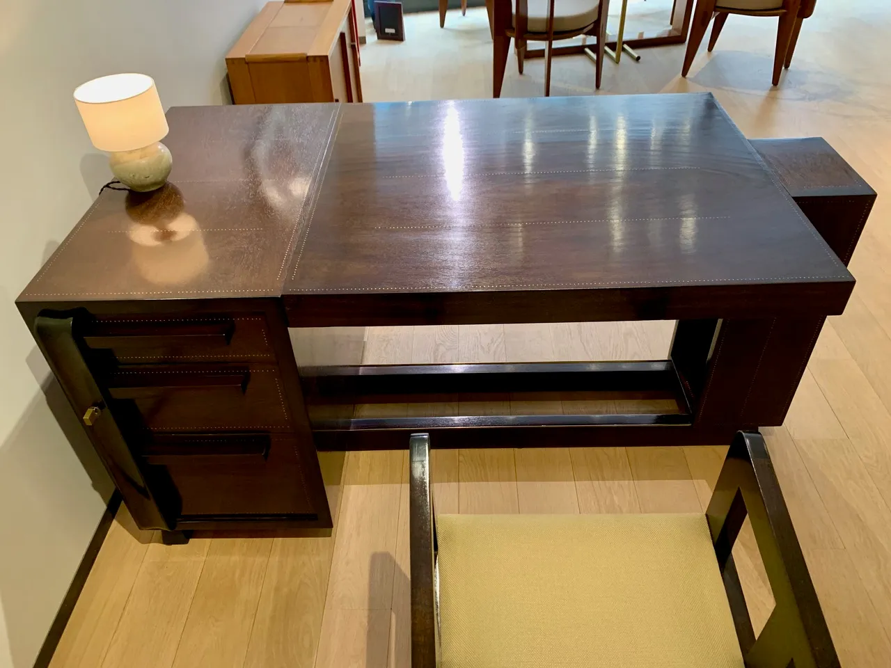 Detail view 2 – Asymmetrical desk