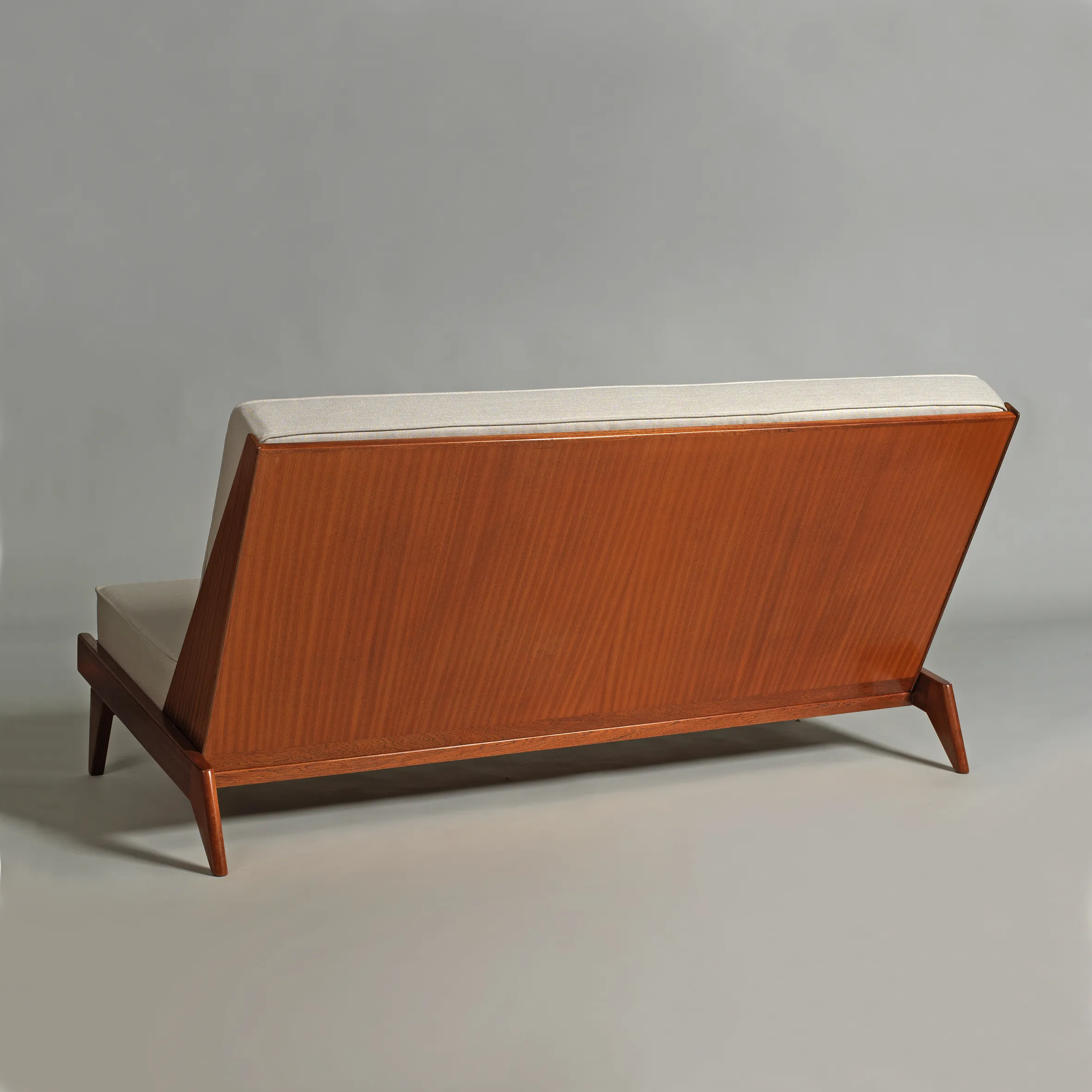 Detail view 1 – Bench in solid mahogany