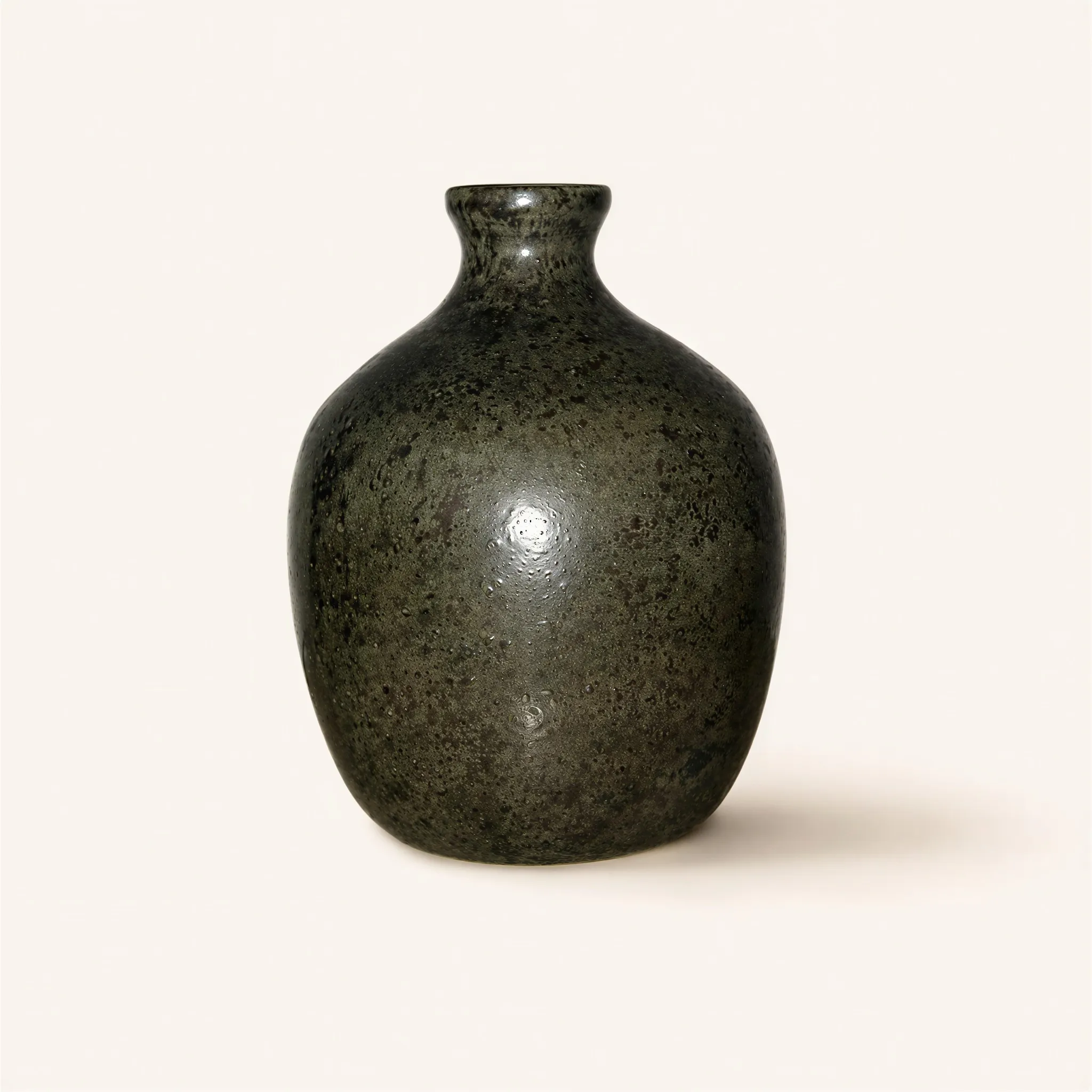 Vase en grès de forme bouteille à panse globulaire et col court évasé. La surface est recouverte d'un émail nuancé gris et bleu, agrémenté d'incrustations d'argent.