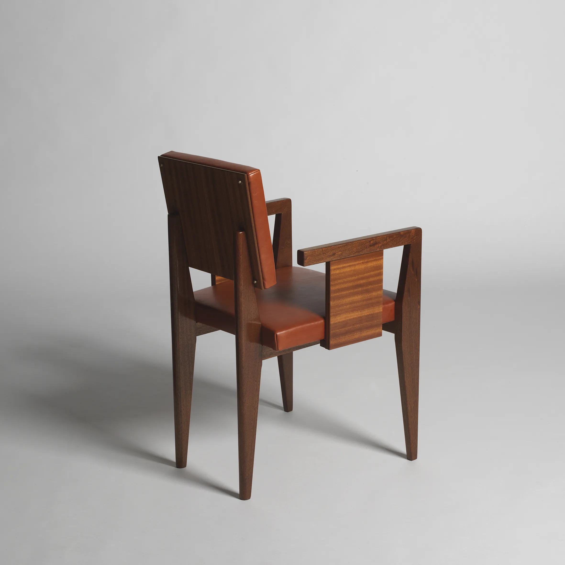 Vue de détail 1 – Fauteuil « Bridge » en acajou et cuir