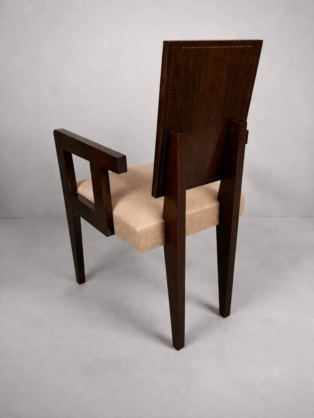 Vue de détail 1 – Fauteuil « bridge » en palissandre clouté