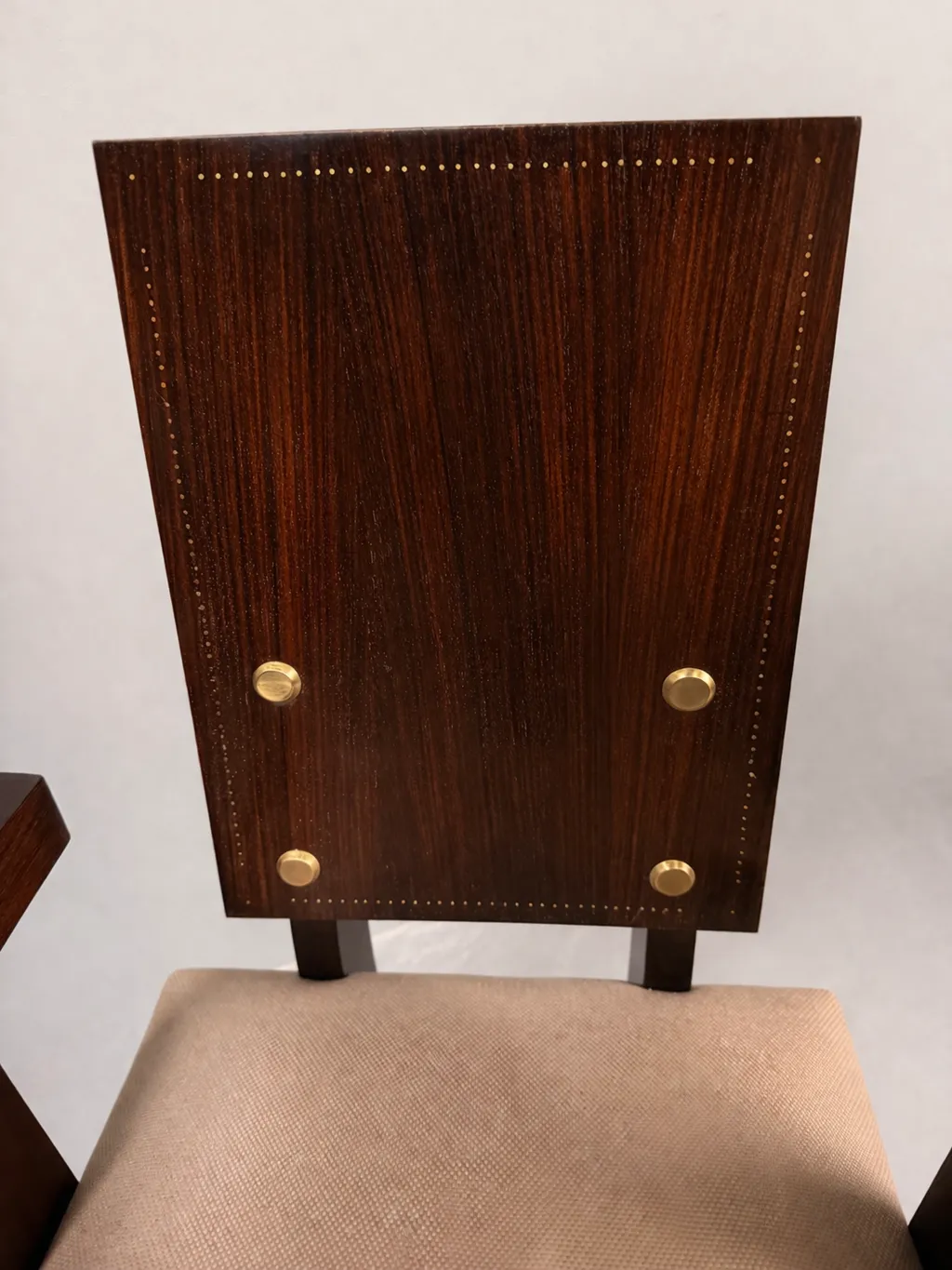 Vue de détail 2 – Fauteuil « bridge » en palissandre clouté
