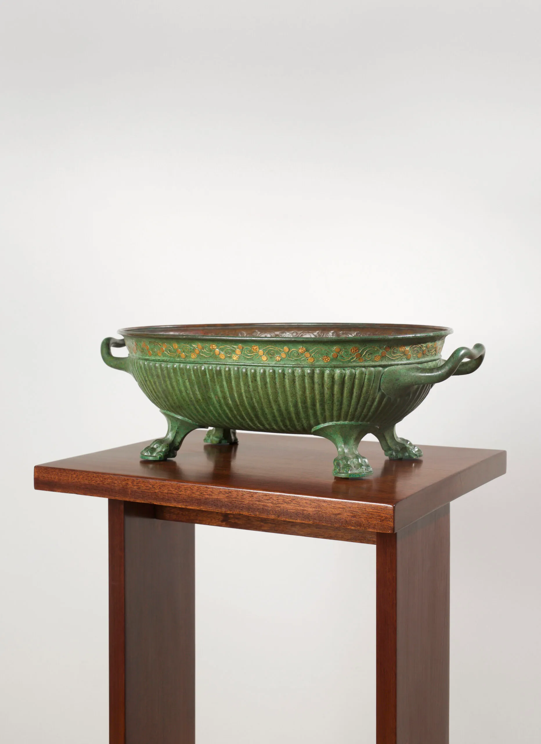 Detail view 1 – Bronze and brass bowl with lion paw feet