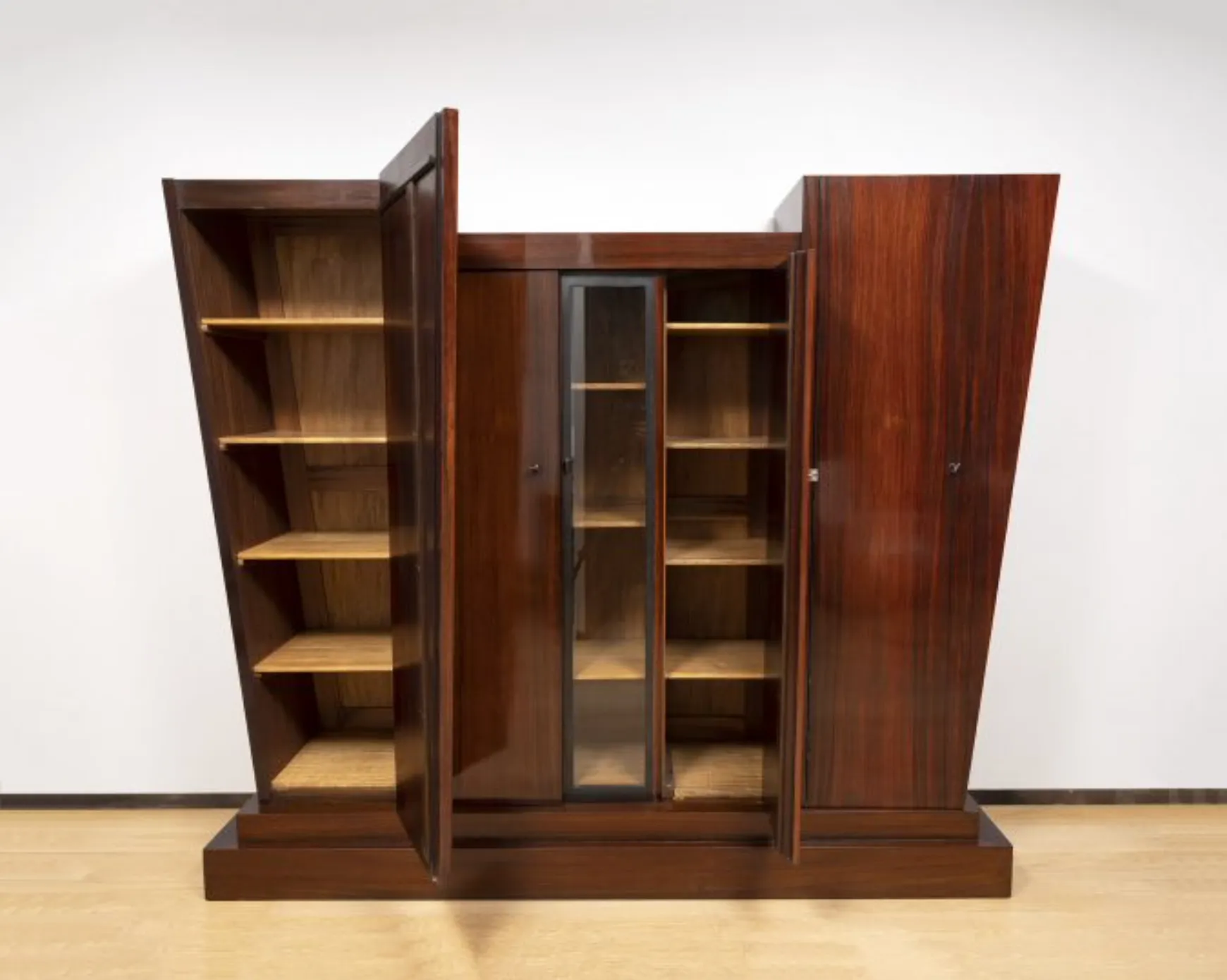 Detail view 2 – Cabinet in rosewood