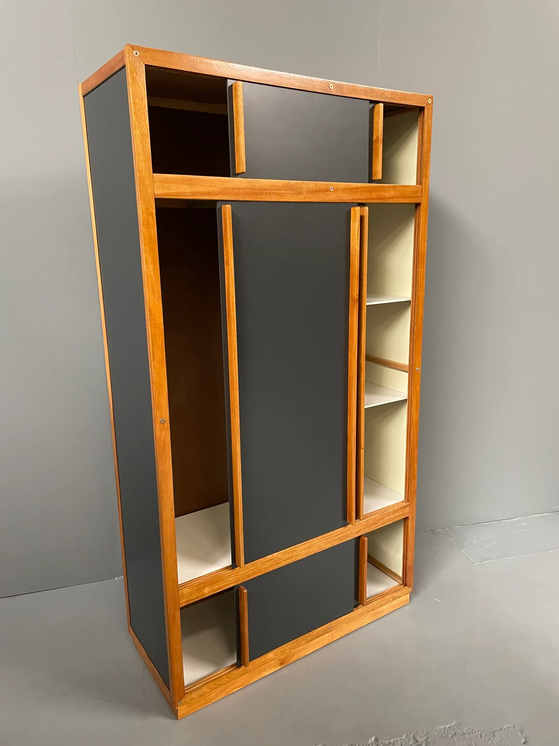 Detail view 1 – Cabinet / wardrobe