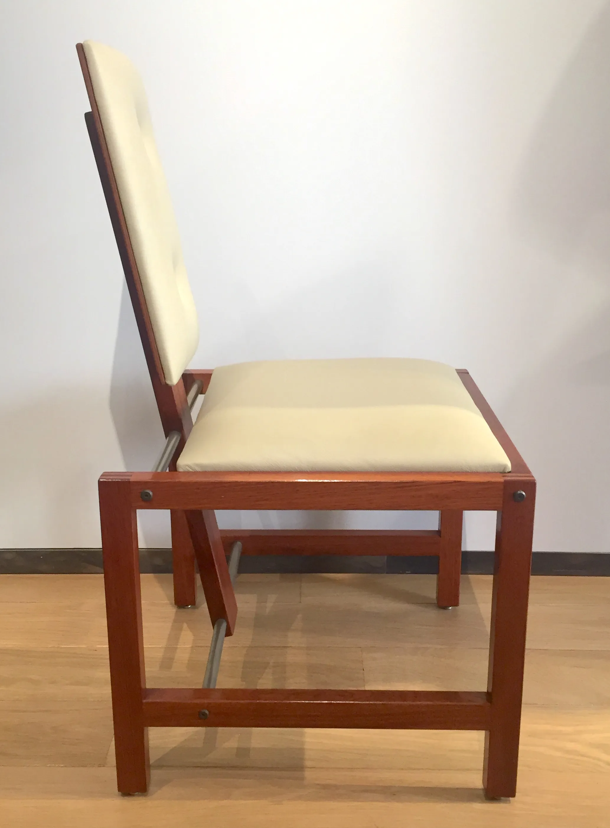 Vue de détail 1 – Chaise en acajou et métal