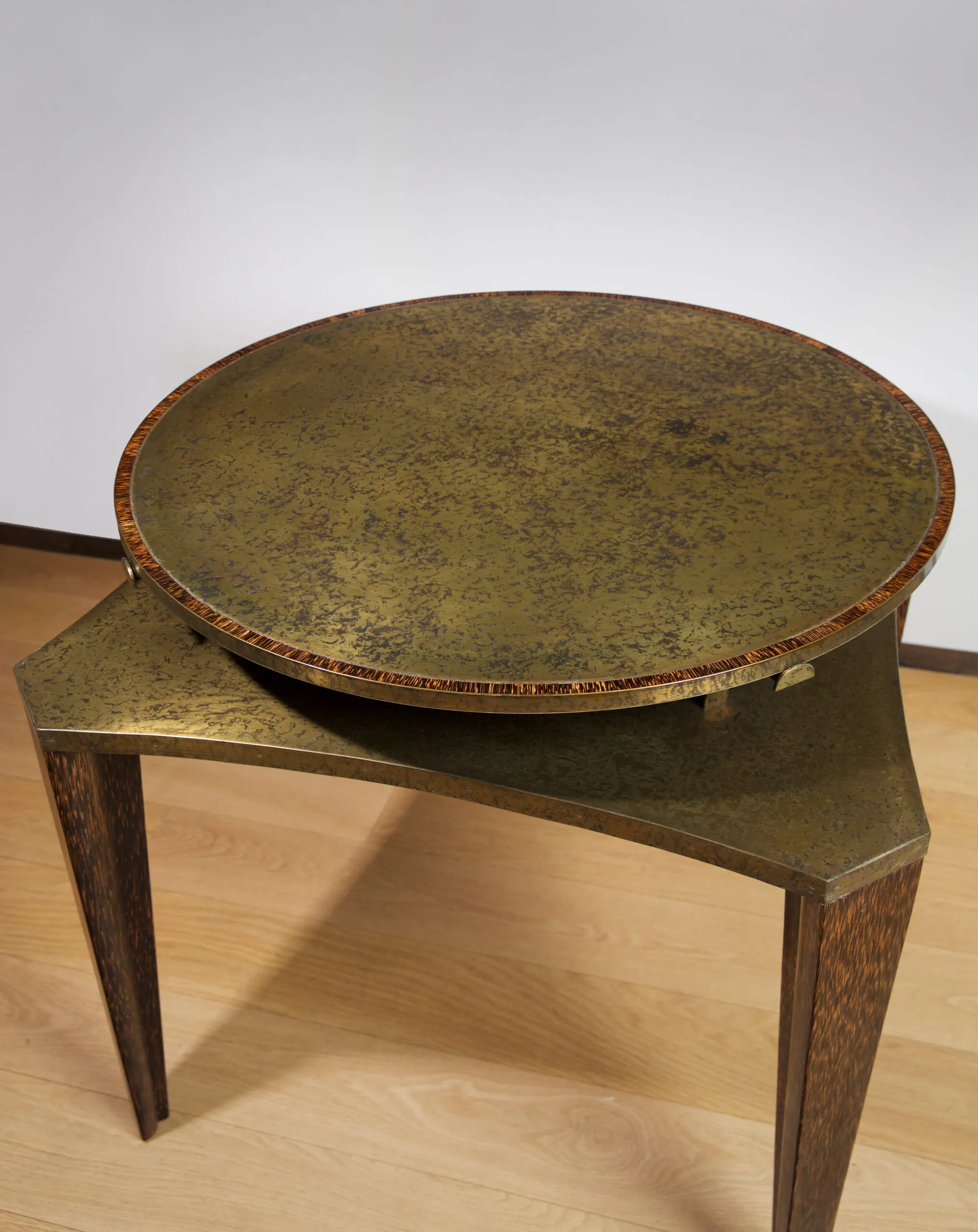 Detail view 1 – Circular game table 