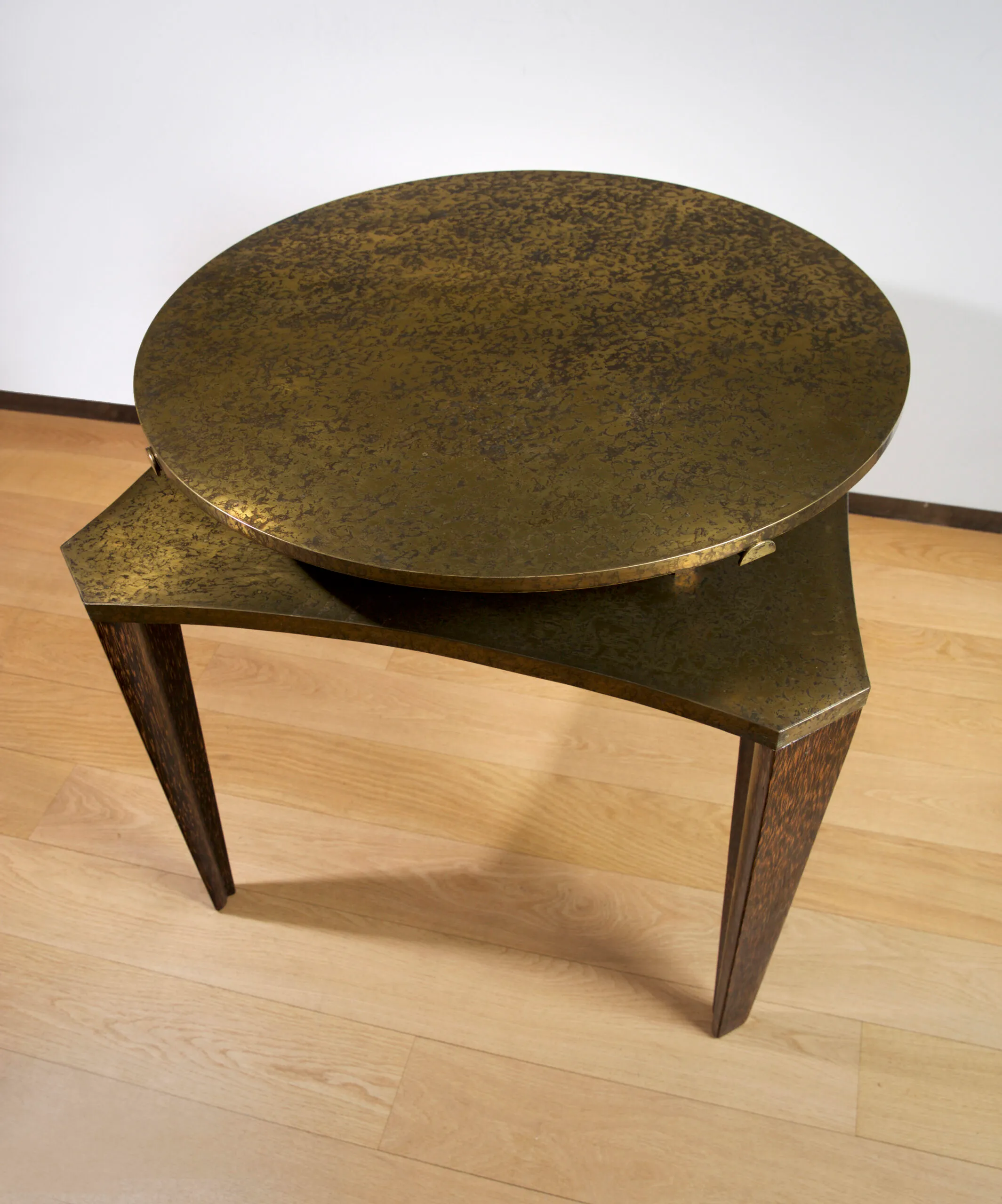 Detail view 3 – Circular game table 