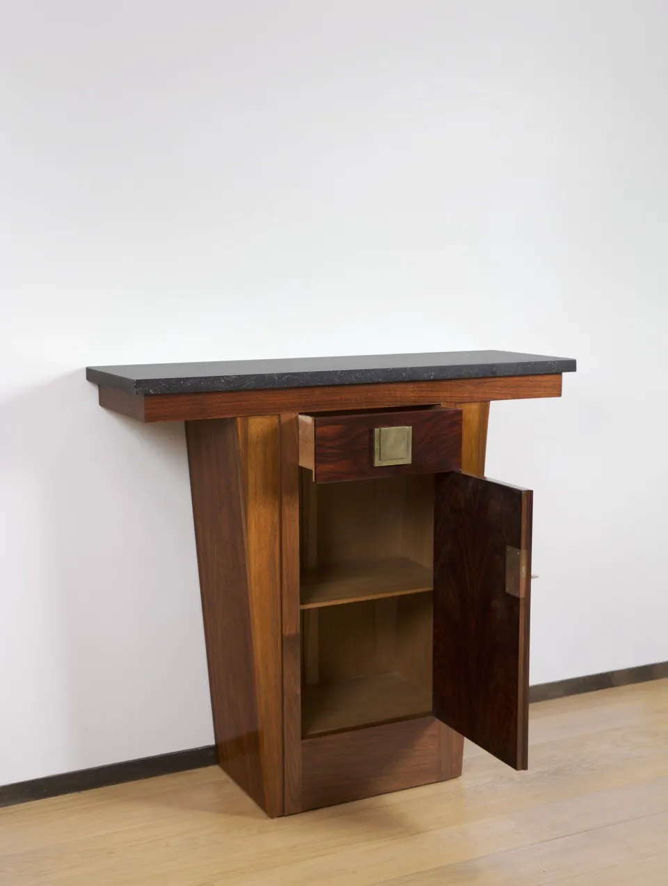 Detail view 1 – Console table