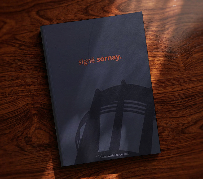 Le livre « signé sornay. » posé sur une table en bois