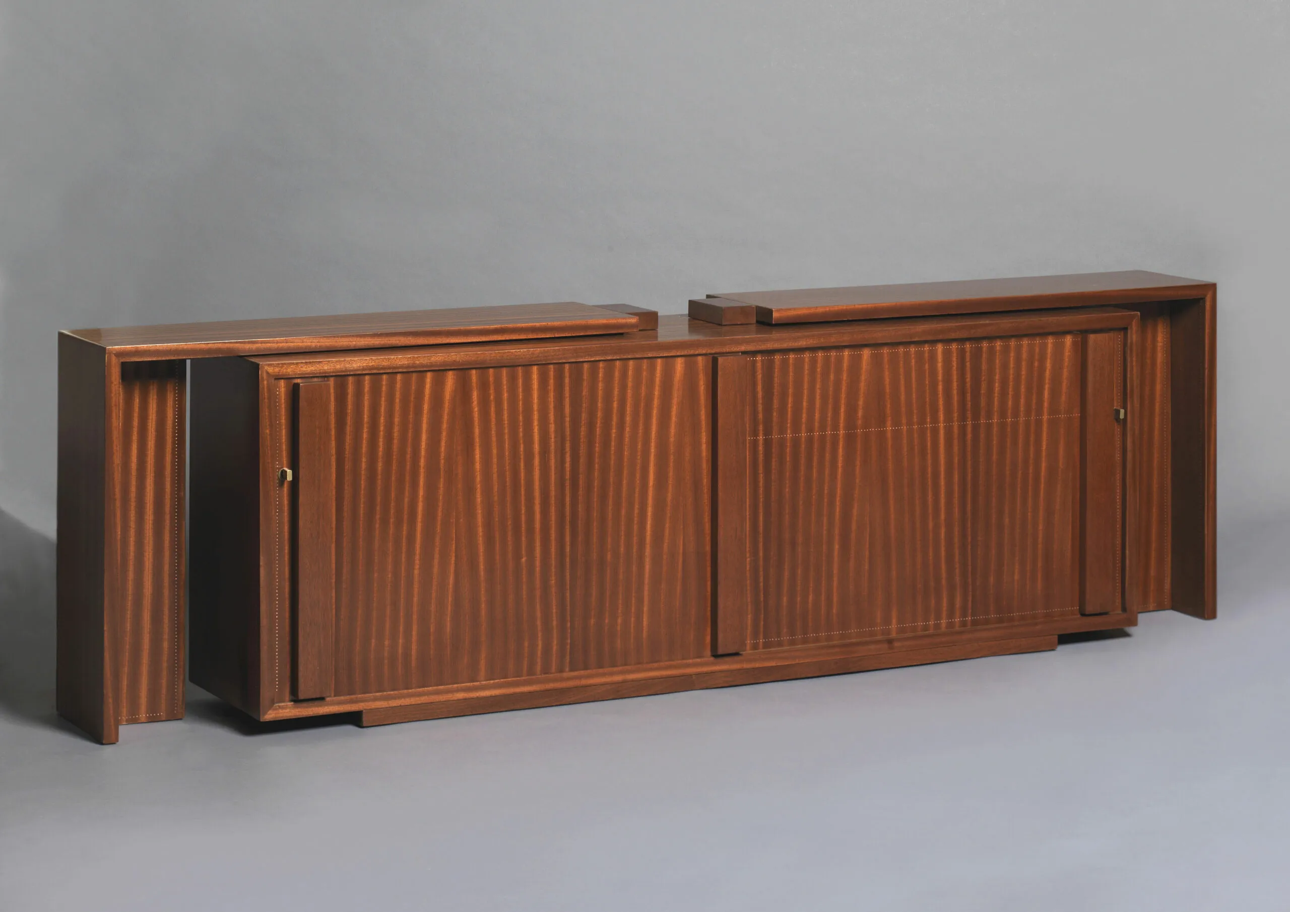 Vue de détail 1 – Bibliothèque-bureau sa paire de fauteuils