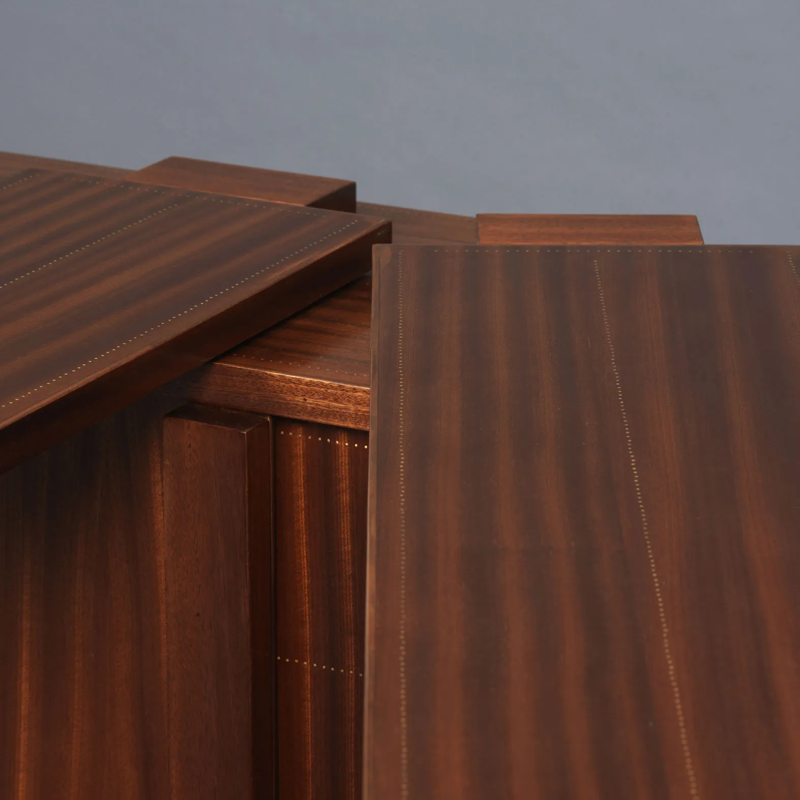 Vue de détail 2 – Bibliothèque-bureau sa paire de fauteuils