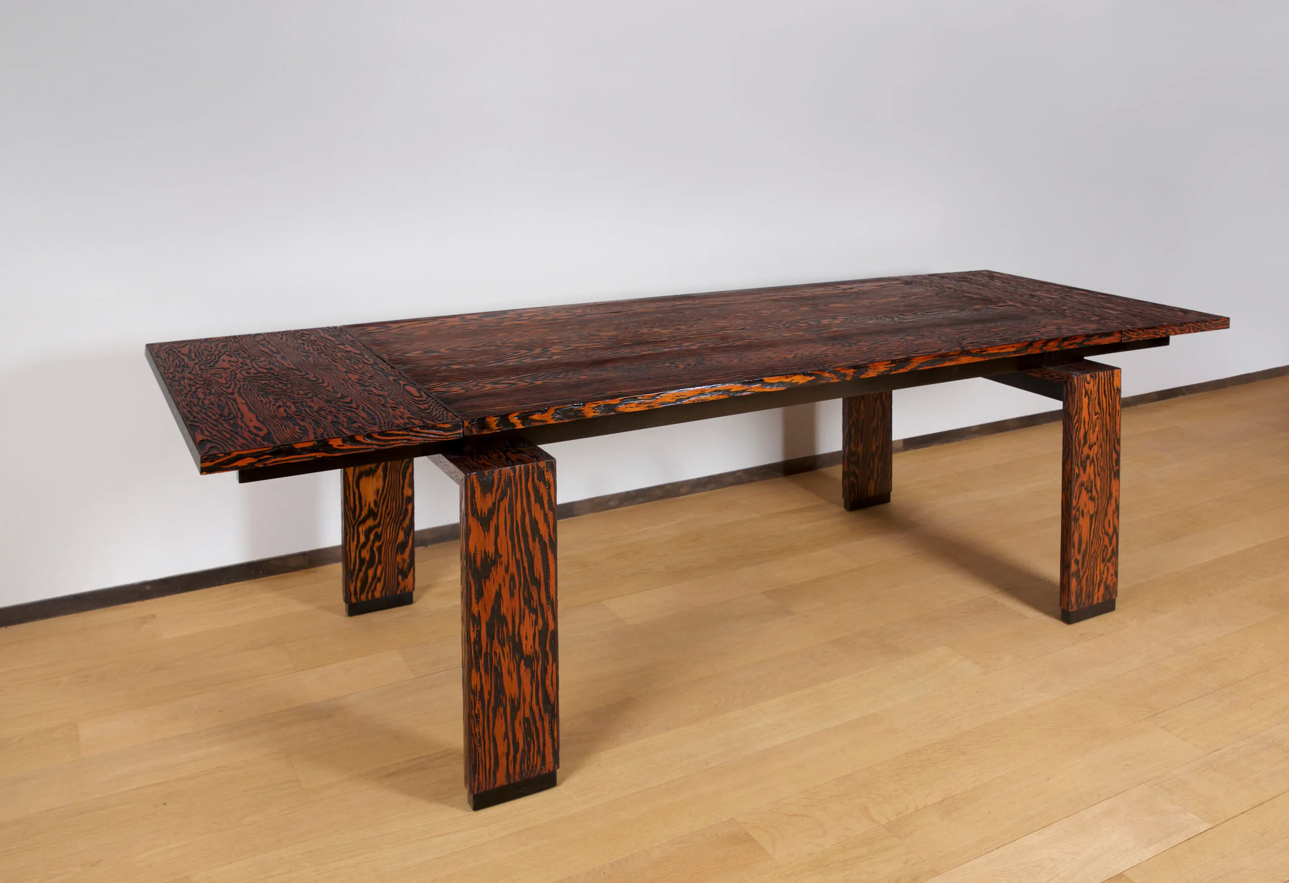 Detail view 1 – Dining room table and these 6 original chairs