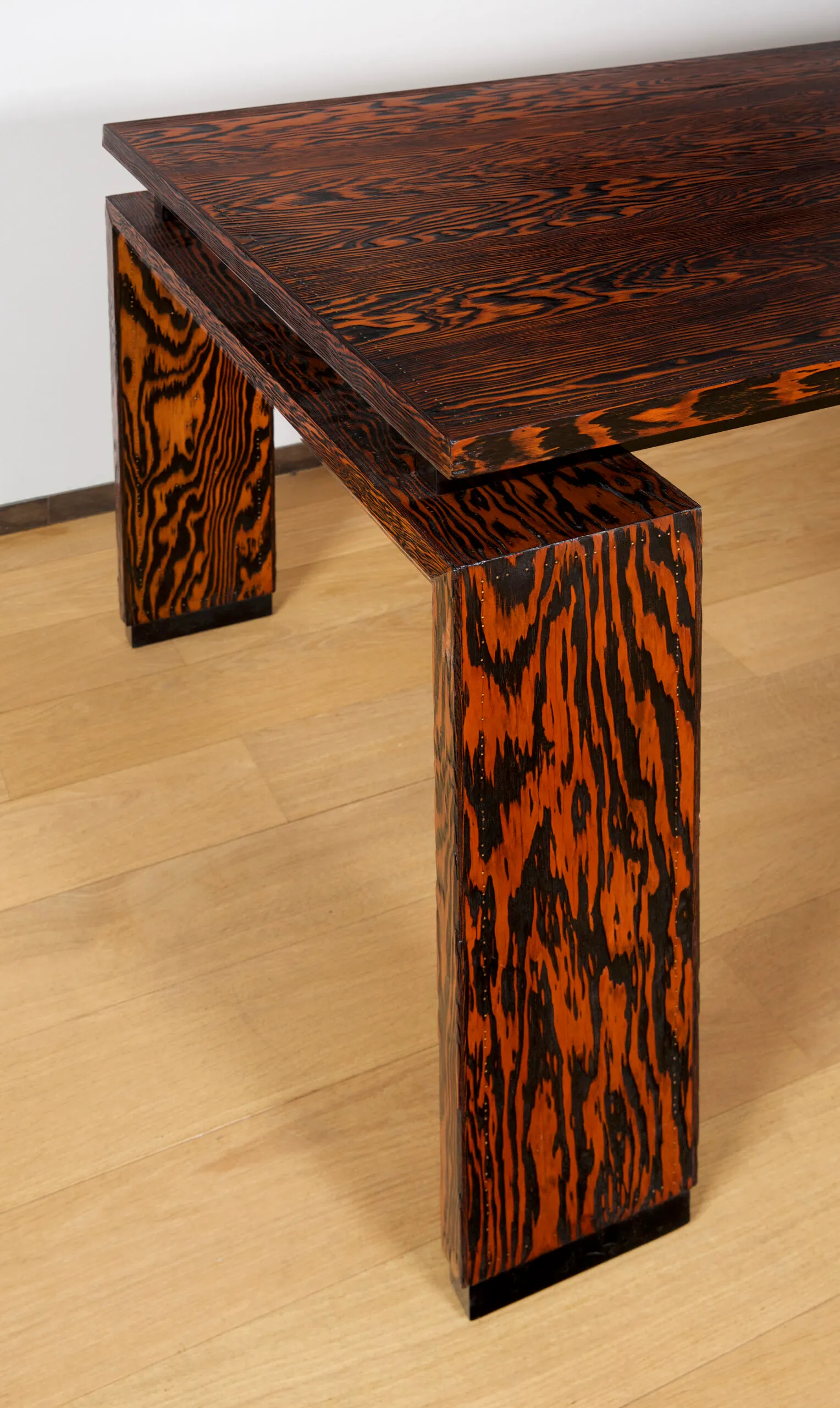 Vue de détail 2 – Table de salle à manger et six chaises d’origine