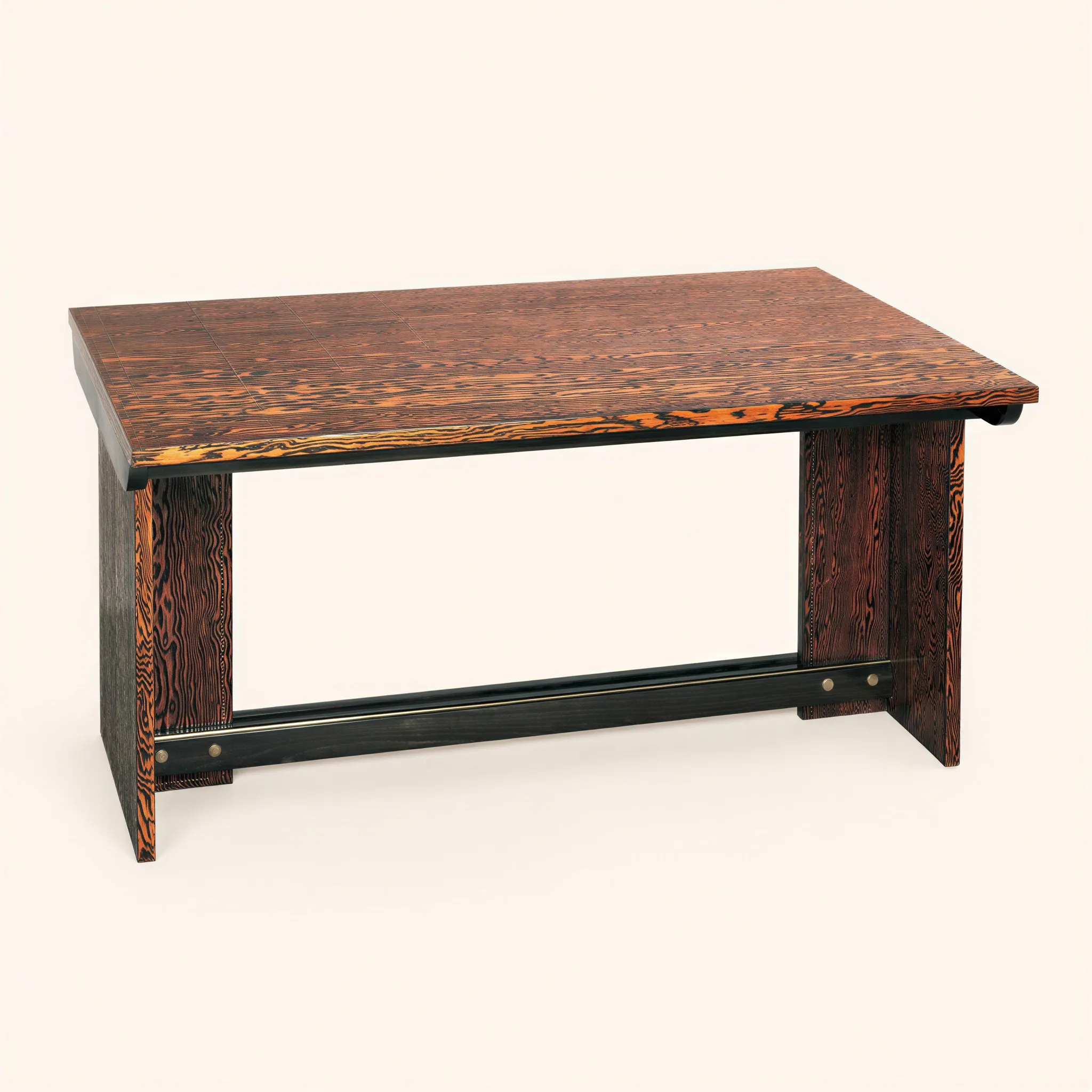 Table de salle à manger de forme rectangulaire réalisée en pin d'Orégon clouté. La structure repose sur deux larges montants latéraux pleins en guise de piètement, reliés à la base par une double entretoise horizontale en hêtre massif et laiton. Le plateau supérieur coulisse pour accueillir deux allonges d'origine.

Réf. « signé sornay. » p. 241. 

Le pin d’Orégon est d’abord travaillé à la brosse métallique afin de créer du relief, il est ensuite teinté en foncé puis poncé, la teinte reste dans les parties creuses alors que les crêtes retrouvent leur couleur naturelle tirant sur l’orange. Par cette méthode originale, André Sornay obtient des décors bicolores où le brun foncé et l’orange se côtoient en vagues longues et sinueuses presque magnétiques suivant
le caprice du veinage.