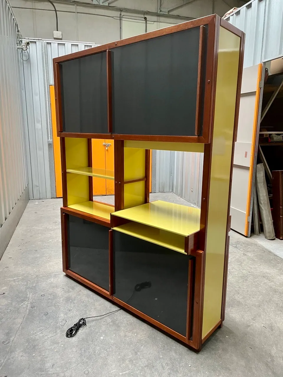 Vue de détail 1 – Bibliothèque double face à éclairage intégré