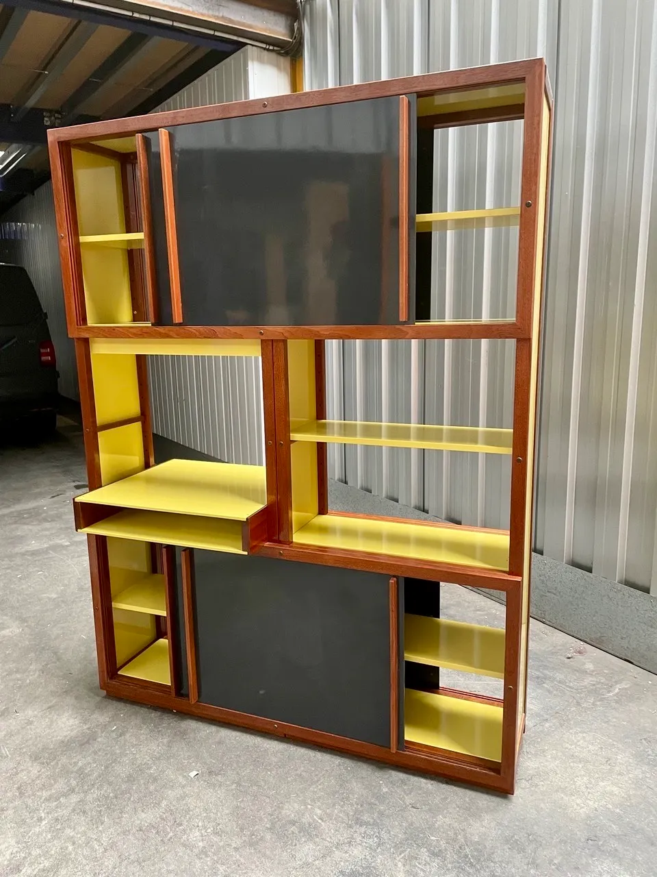 Vue de détail 2 – Bibliothèque double face à éclairage intégré