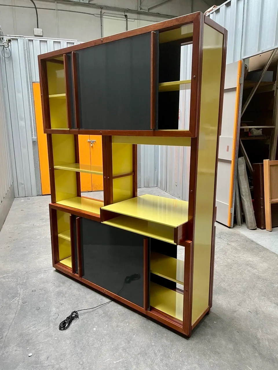 Vue de détail 3 – Bibliothèque double face à éclairage intégré