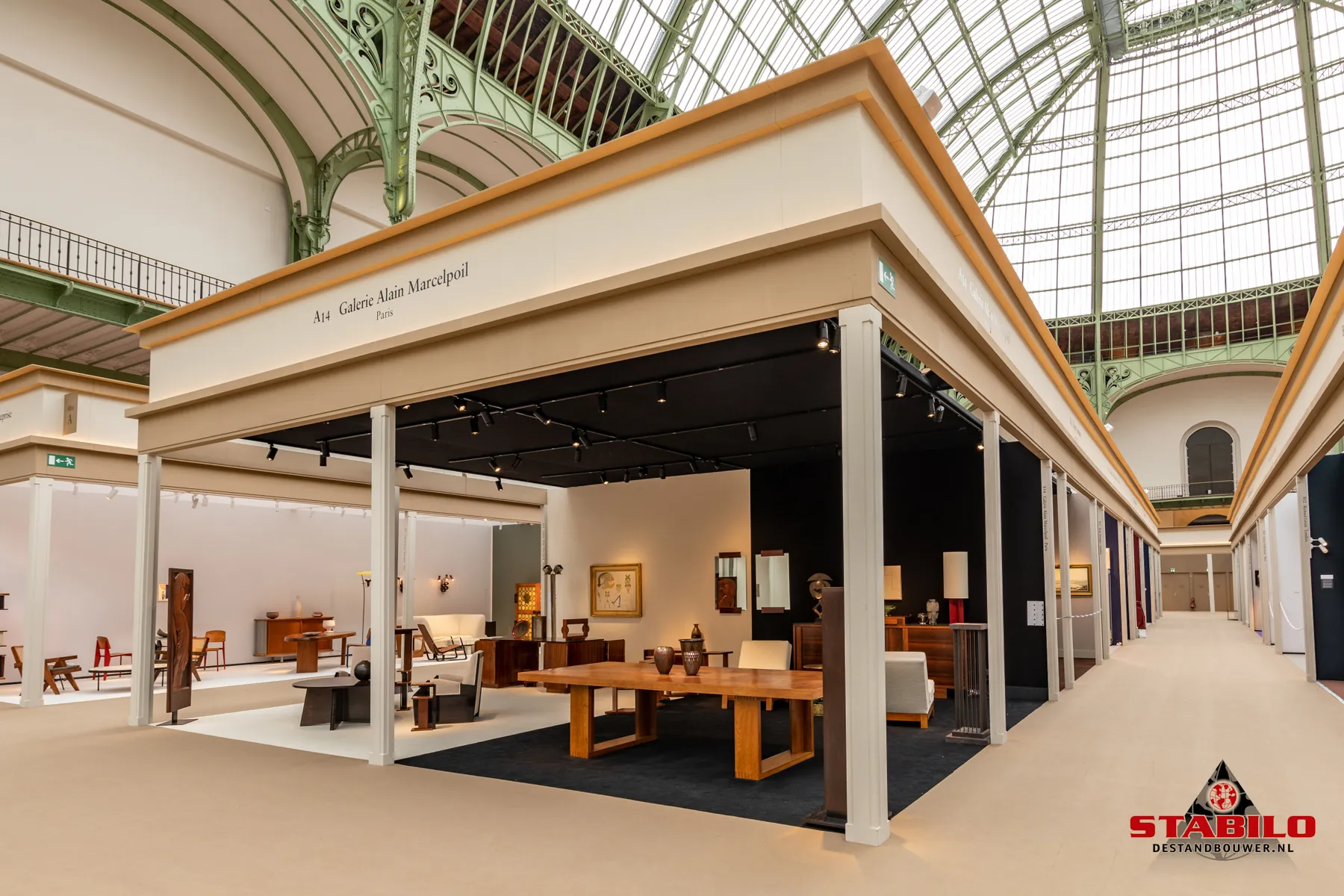 Né de l'alliance entre Fine Arts Paris et La Biennale des Antiquaires, FAB Paris célèbre la créativité en faisant rayonner "Tout l'art du monde" de l'Antiquité à nos jours.
Incarnant l'élégance et le chic parisien, le salon FAB Paris réunit plus d'une centaine d'exposants prestigieux, français et internationaux, dans la verrière du Grand Palais : un lieu emblématique de la capitale, tout juste réouvert au public après plusieurs années de travaux de rénovation.
FAB Paris, c'est aussi un lieu de rencontres privilégiées entre tous les acteurs du monde de l'art à travers l'organisation d'événements remarquables comme le dîner de gala, un vernissage exclusif, un programme VIP, des visites privées au sein des plus grands musées parisiens, un colloque international en partenariat avec le magazine Connaissance des Arts, un concert de la Fondation Gautier Capuçon et bien d'autres moments d'exception tout au long de la semaine.