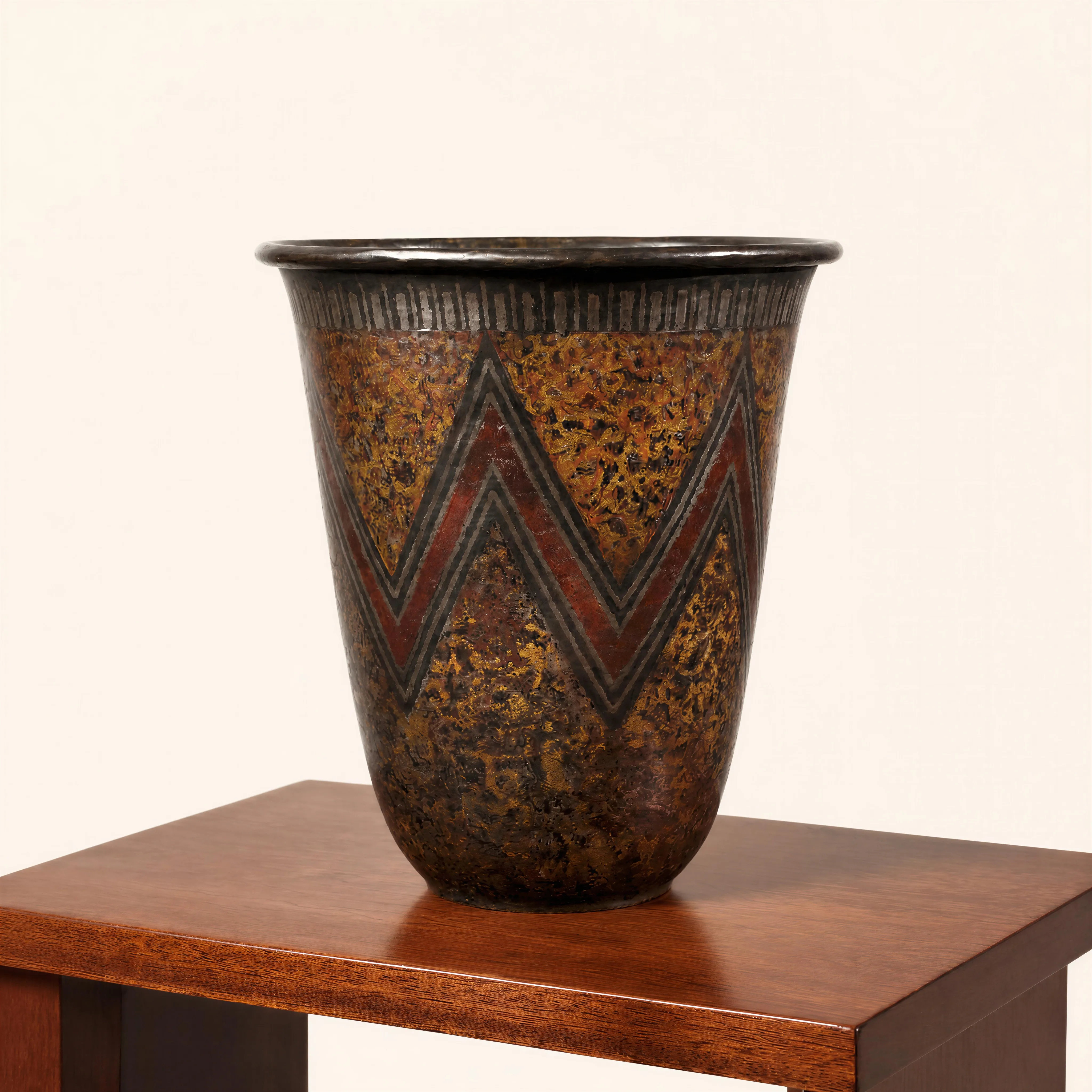 Vase en dinanderie à motif géométrique