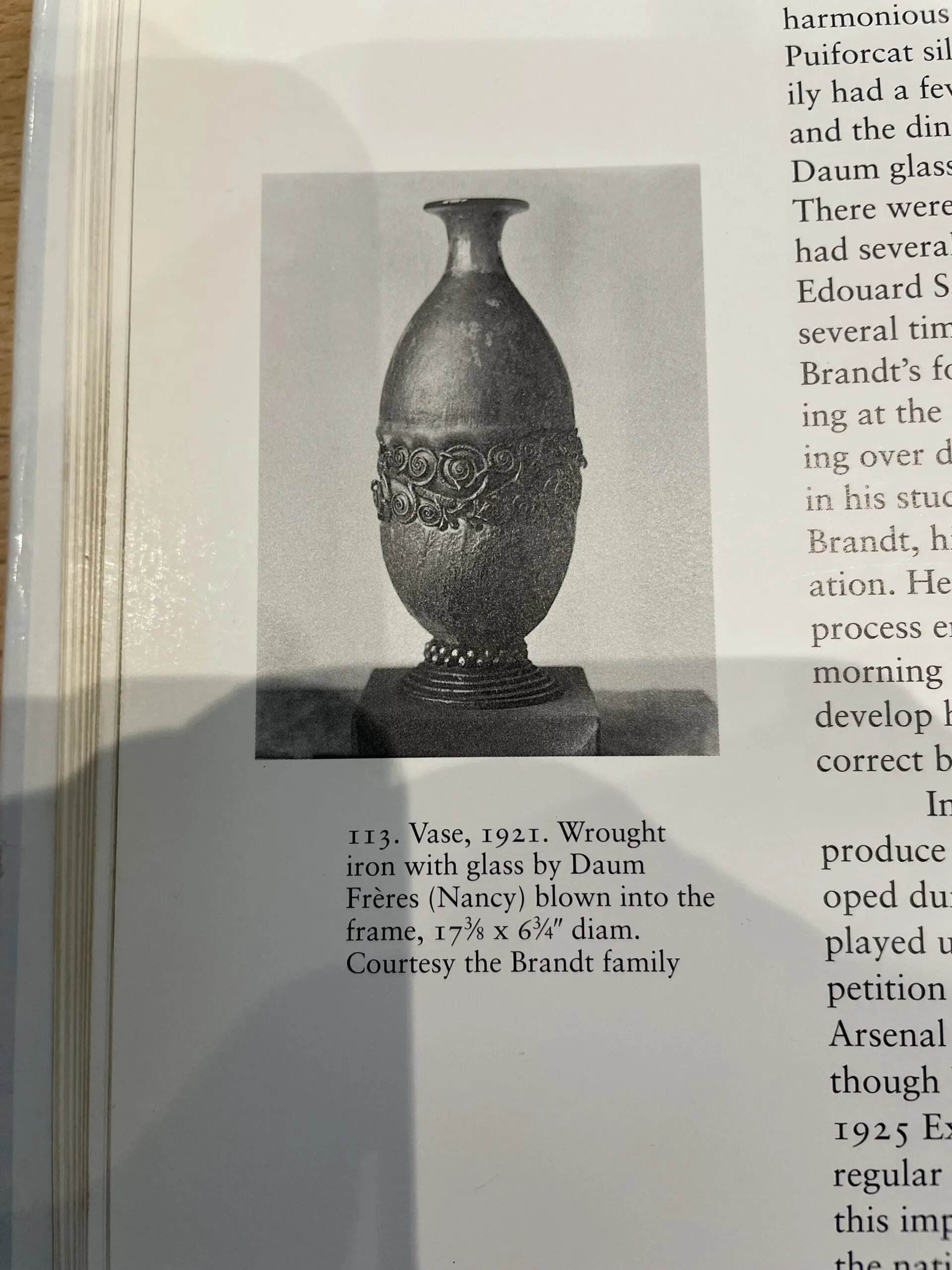 Vue de détail 2 – Vase en verre soufflé dans sa monture en fer forgé