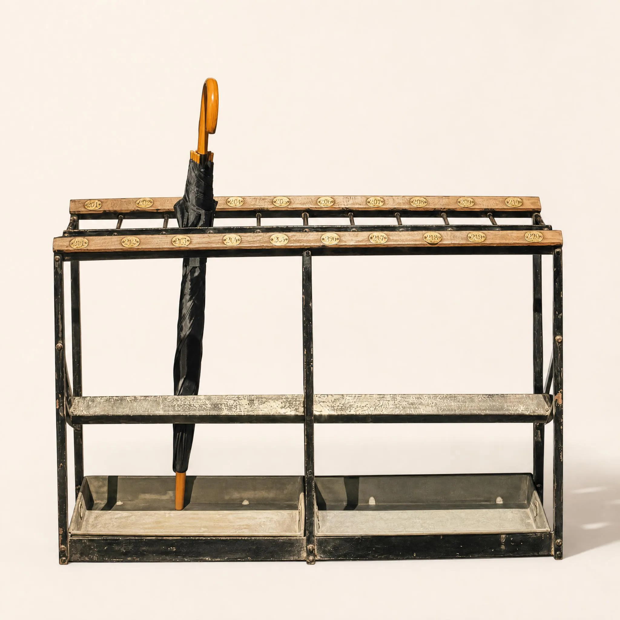 Deux porte-parapluies en fer (peint), laiton, zinc et bois.