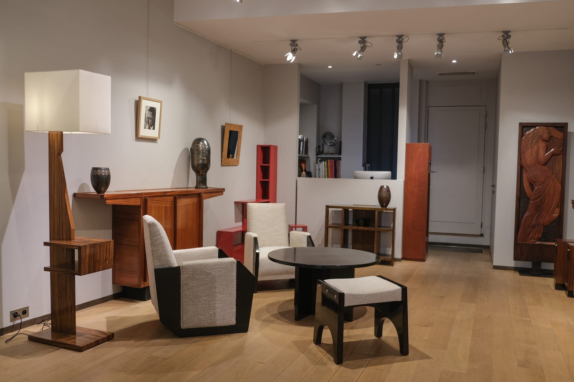 Inside the gallery, 28 rue de Seine – view 2