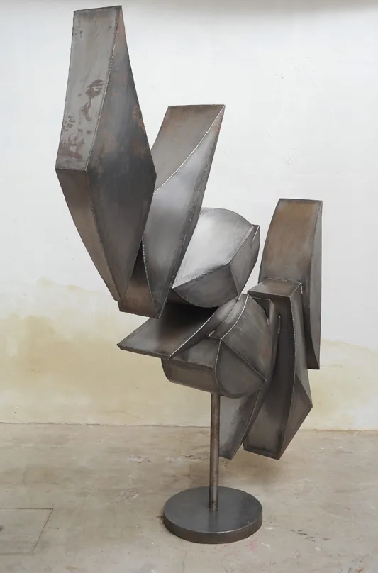 Detail view 1 – Iron sculpture, swivelling on an axis