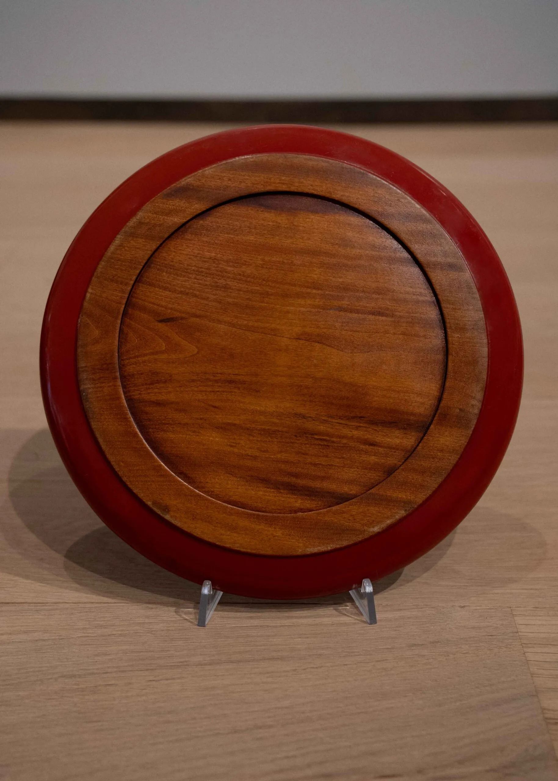 Detail view 1 – Lacquered wood plate with peak motifs