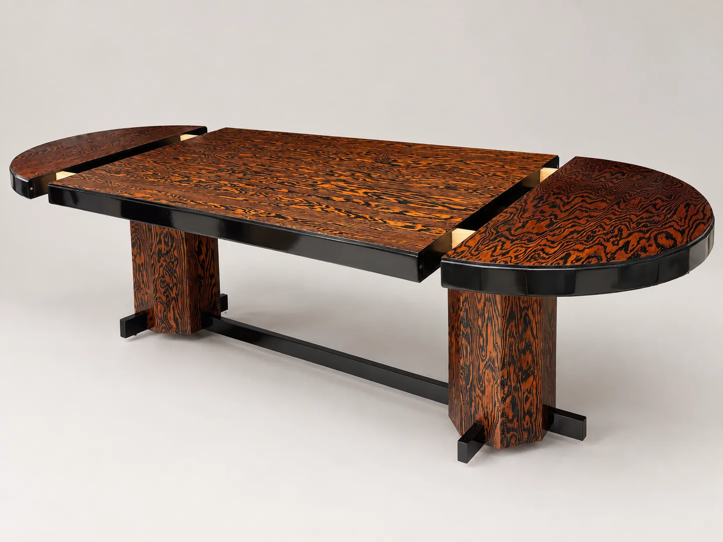 Detail view 2 – Large dining table with two extension leaves and 14 chairs