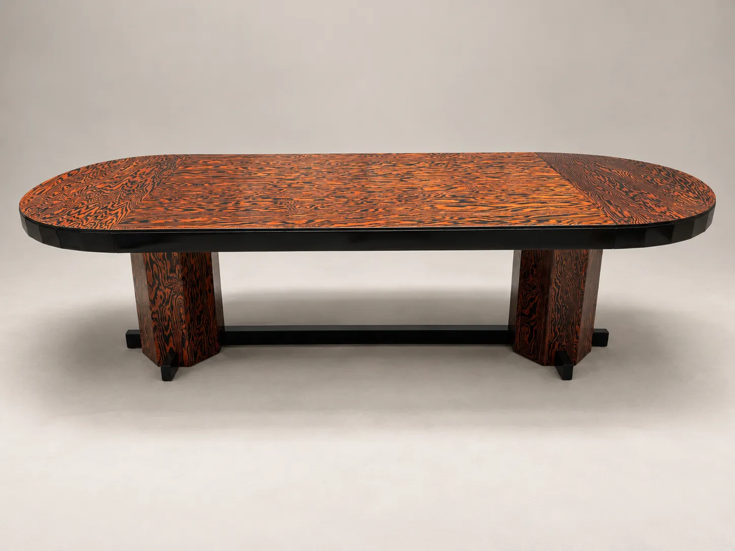 Detail view 1 – Large dining table with two extension leaves
