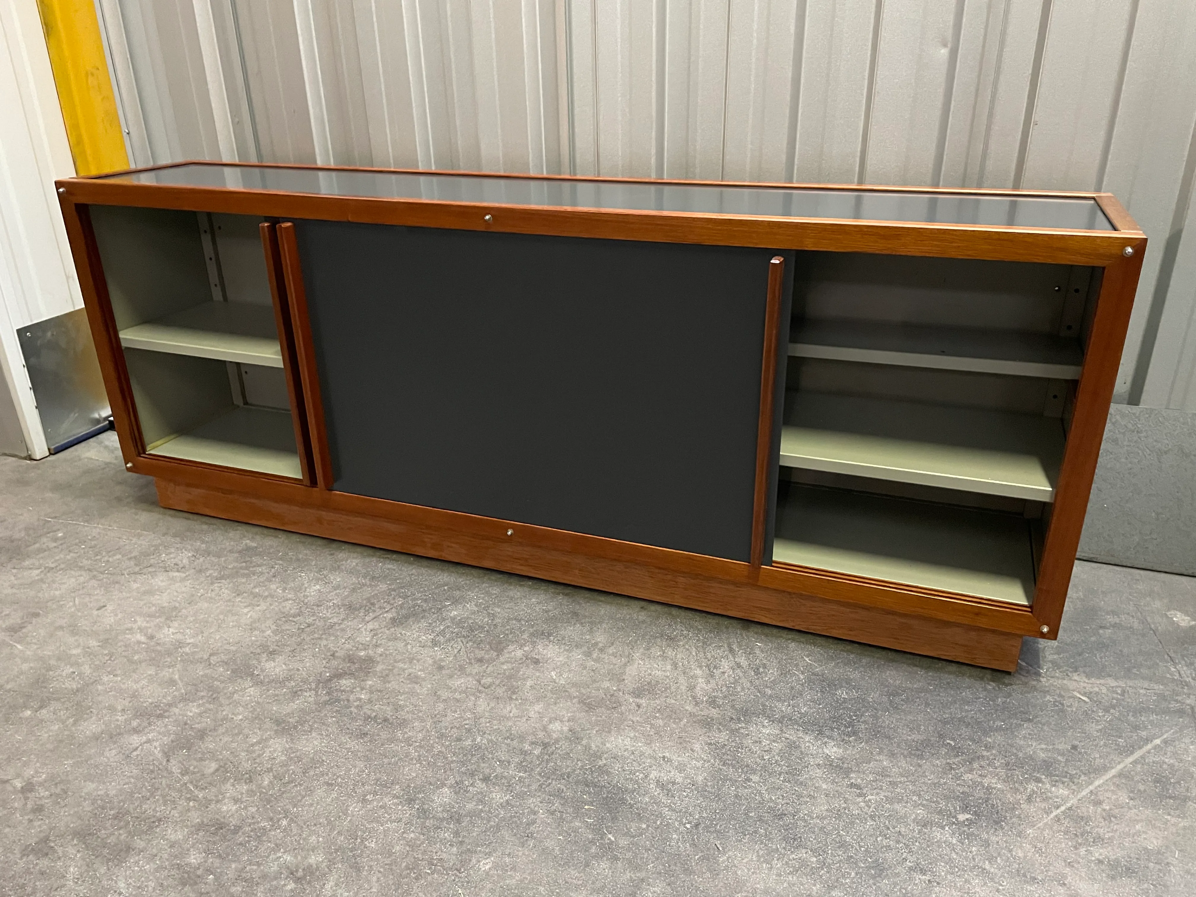 Vue de détail 1 – Grande enfilade en acajou et laque