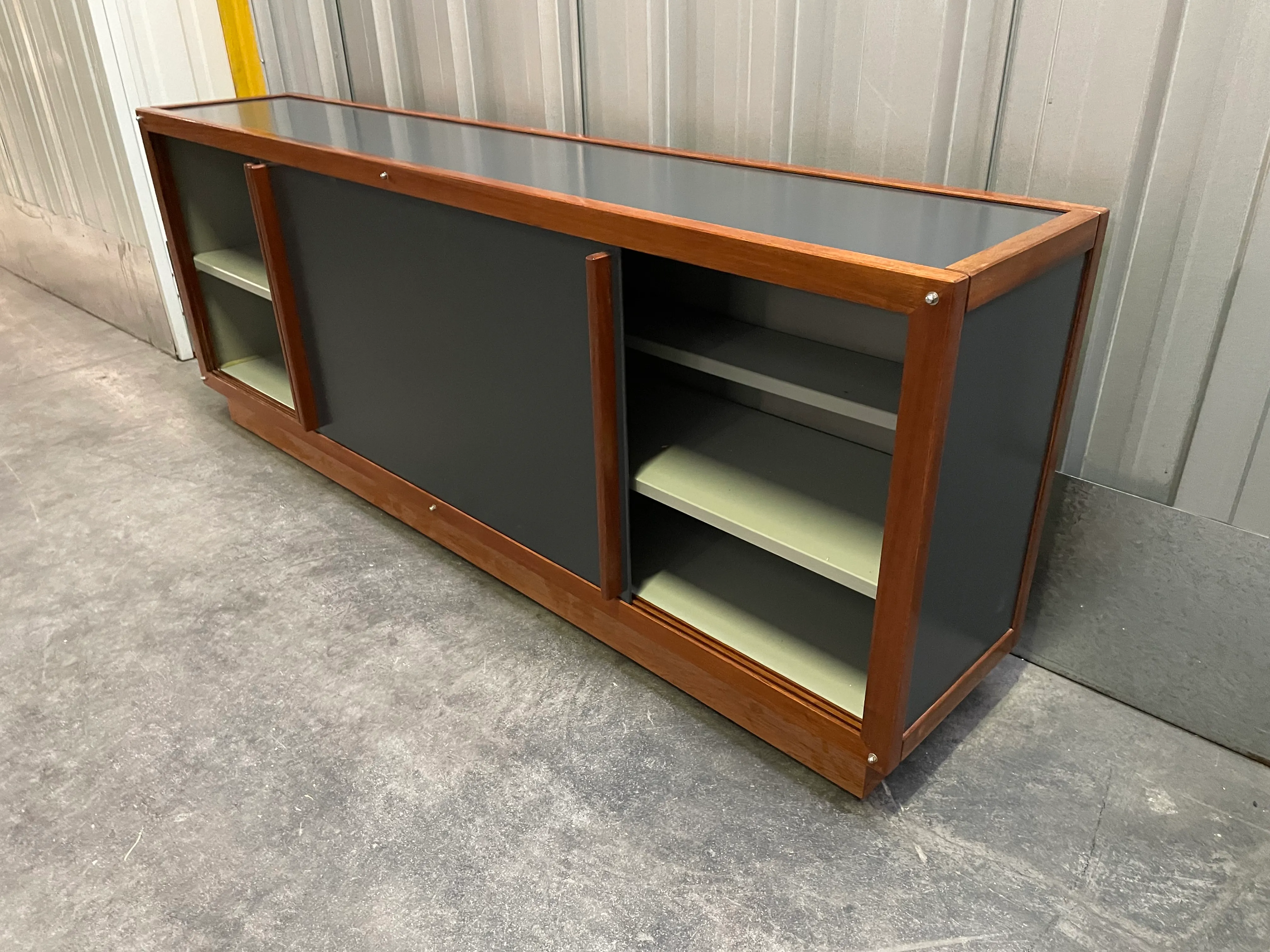 Vue de détail 2 – Grande enfilade en acajou et laque