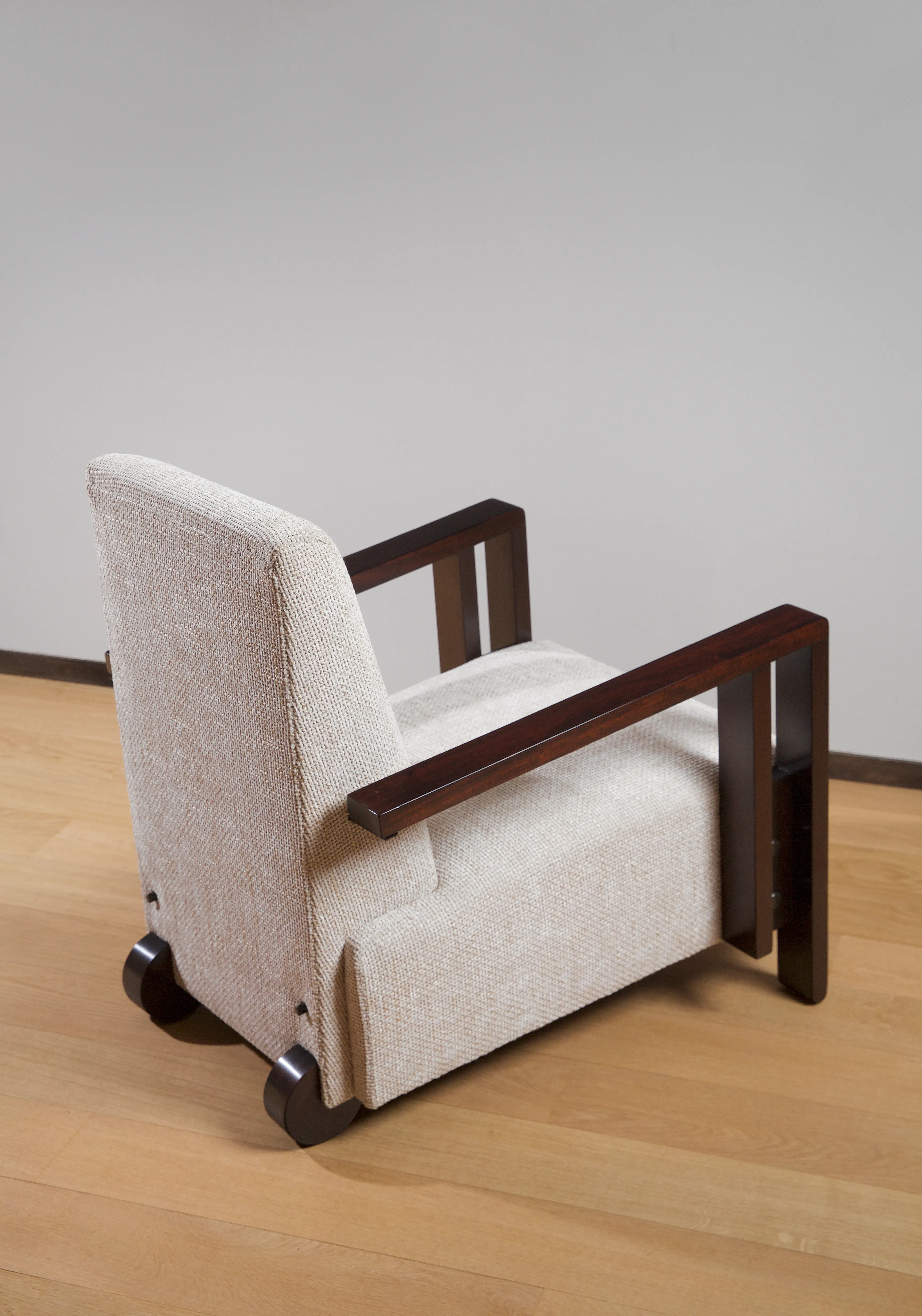 Vue de détail 1 – Fauteuil en acajou 