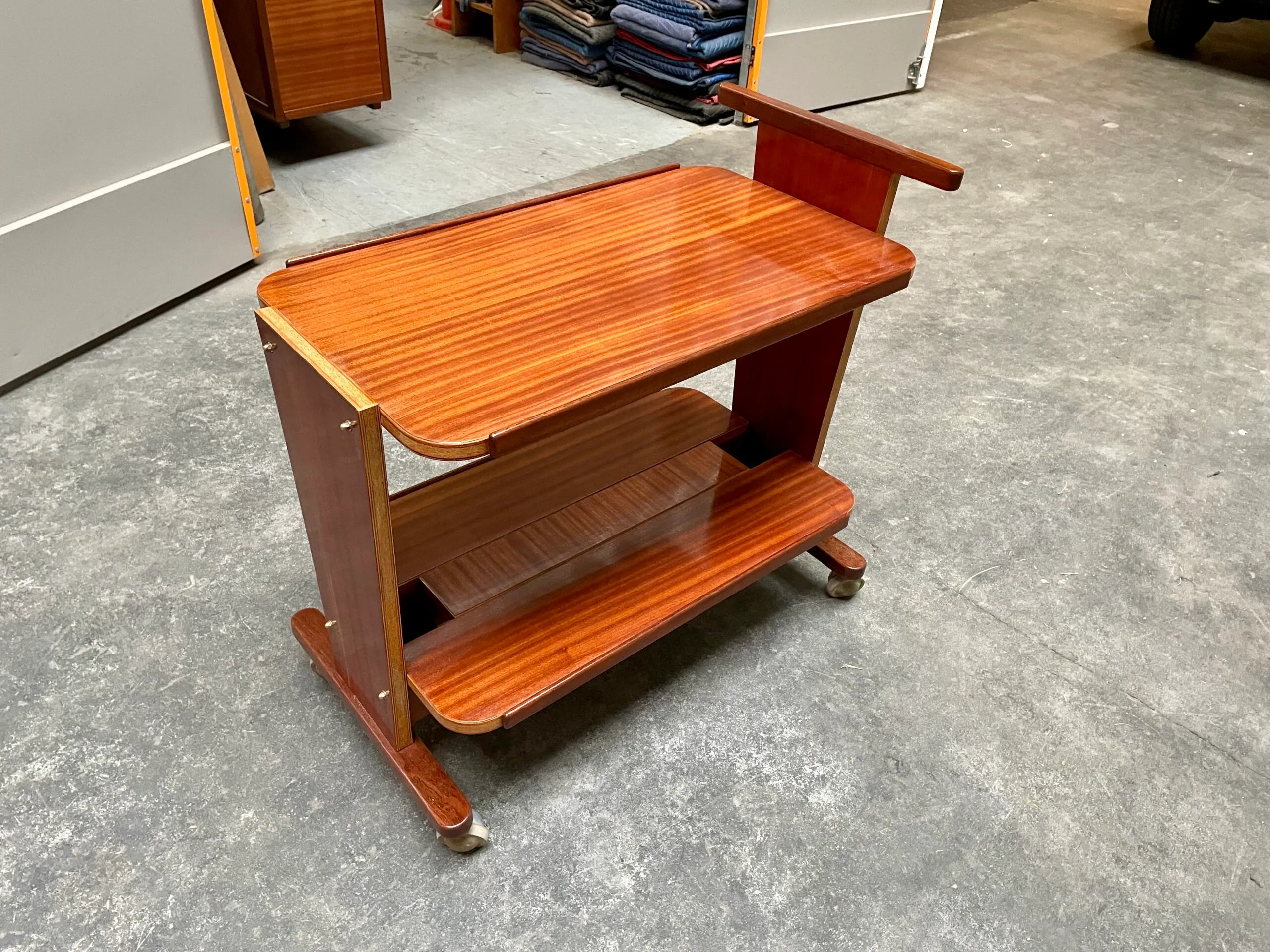 Detail view 1 – Mahogany rolling table
