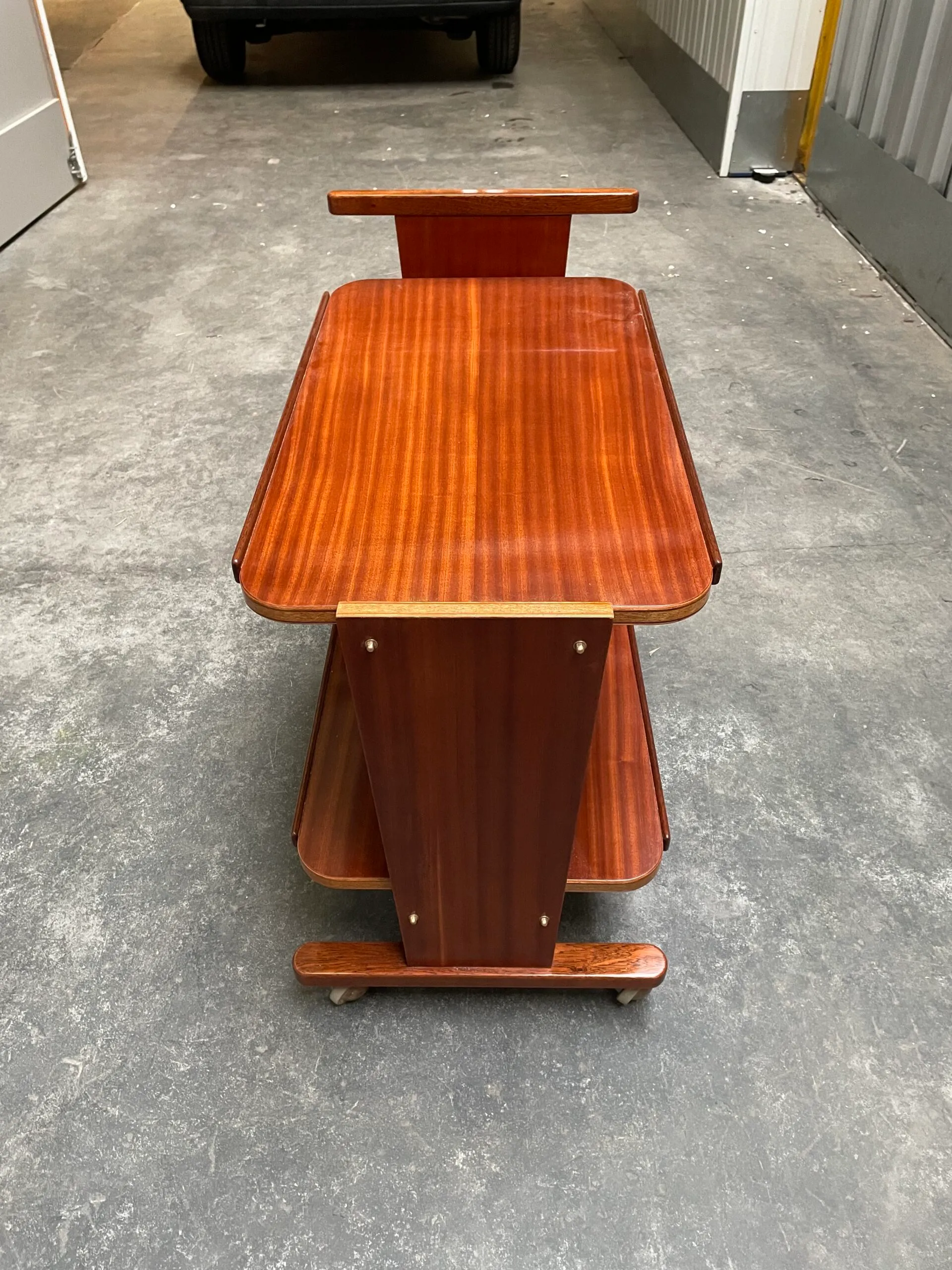 Detail view 2 – Mahogany rolling table