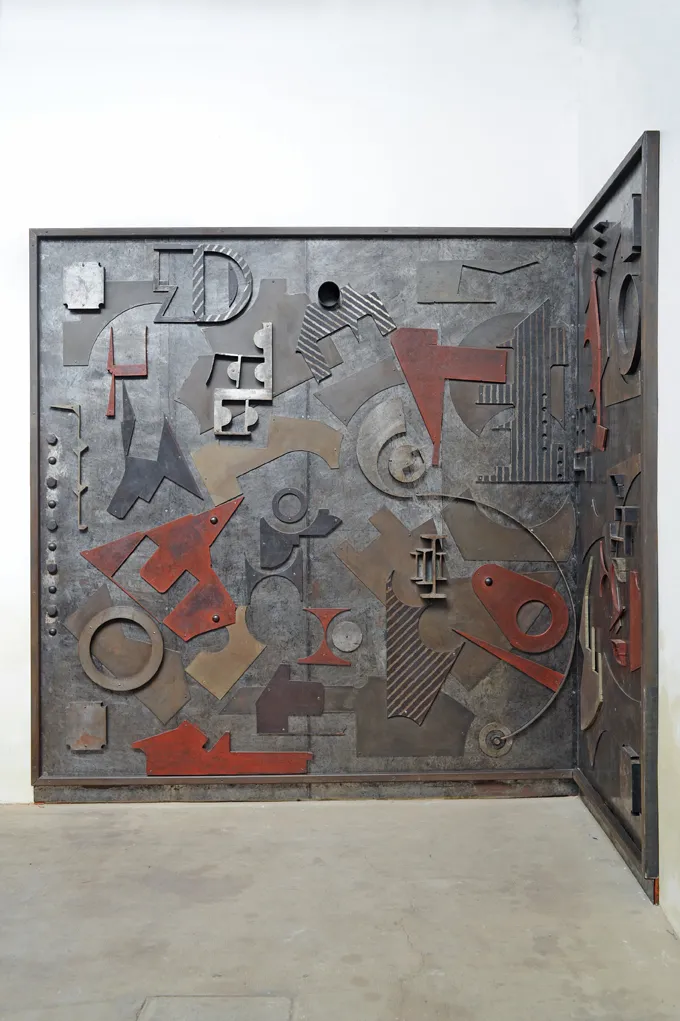 Detail view 3 – Monumental iron wall sculpture (diptych)
