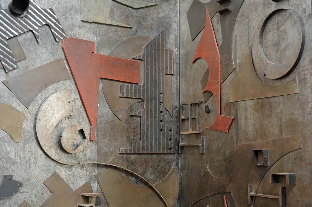 Detail view 4 – Monumental iron wall sculpture (diptych)