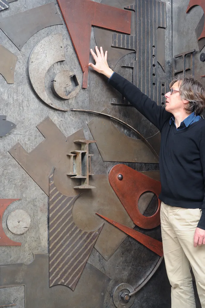 Detail view 5 – Monumental iron wall sculpture (diptych)