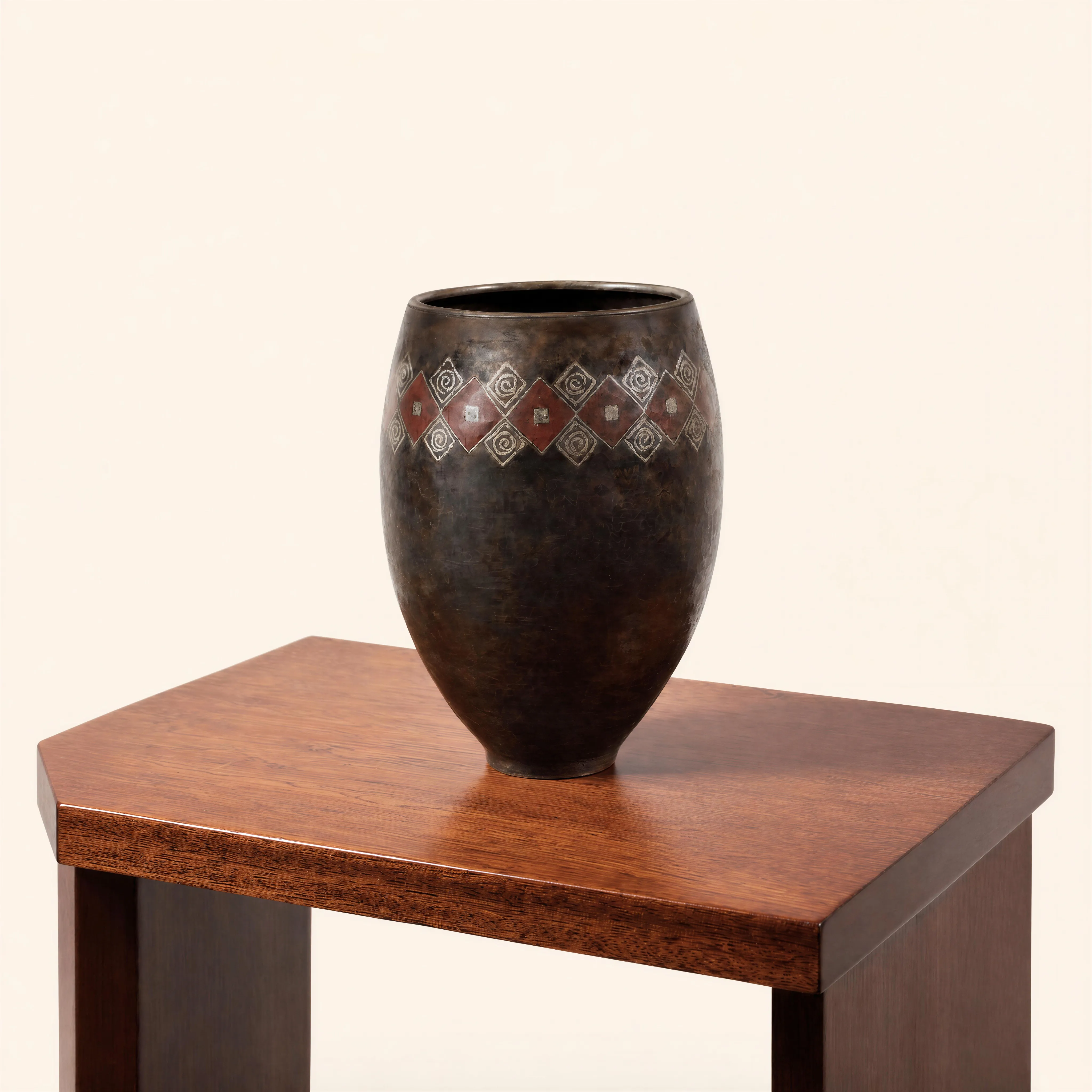 Vase ovoïde à la frise de losanges et spirales