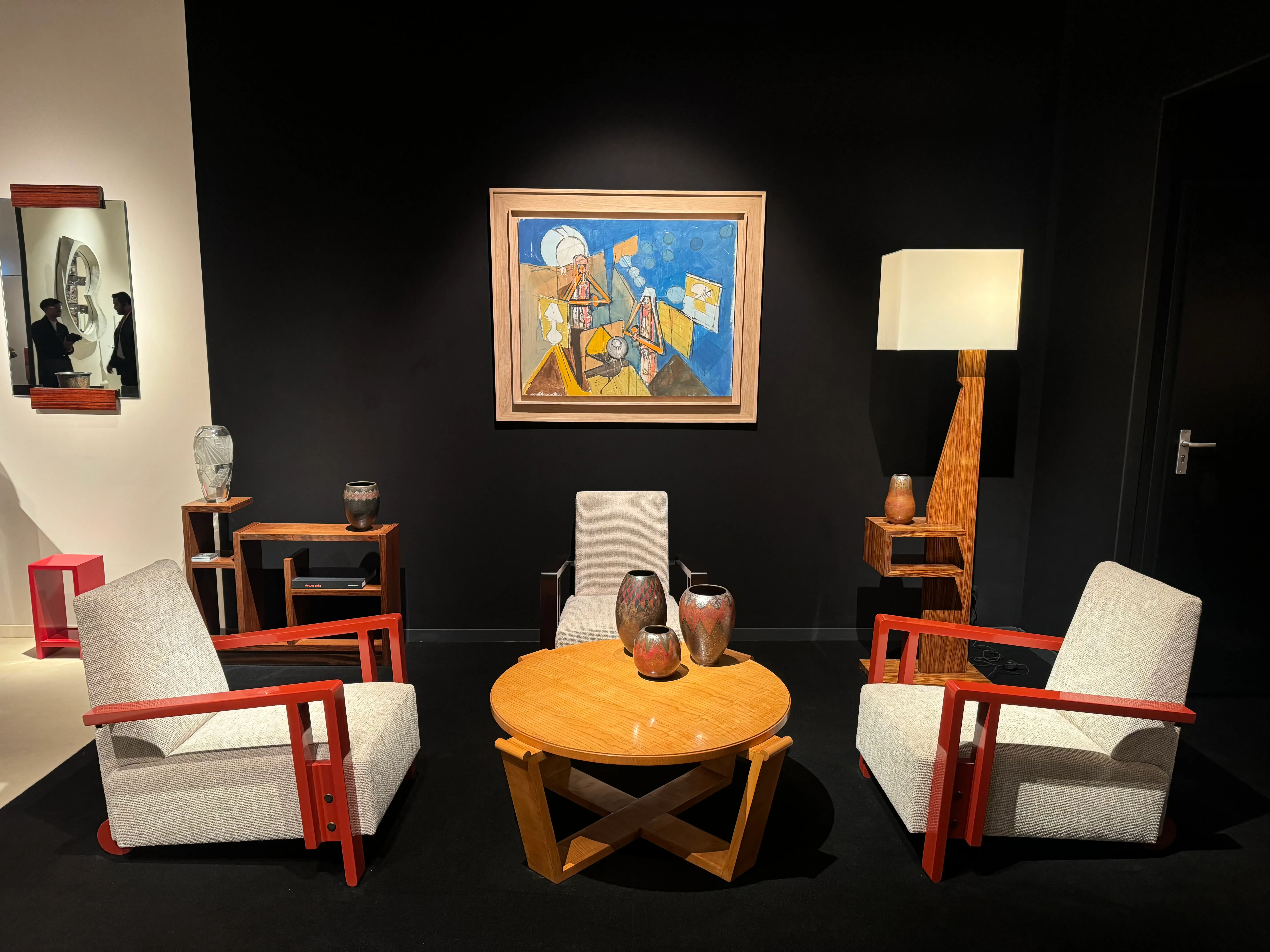 Installé dans le quartier de Mayfair, PAD est le premier salon Londonien de Design Historique et Contemporain.
Inspirant un esprit de collection unique, PAD incarne la façon dont le Design historique et contemporain interagissent pour révéler des combinaisons étonnantes et créer les intérieurs uniques et stupéfiants.
Des galeries internationales de renom venant d’Europe, d’Amérique du Nord et d’Asie se réunissent pour offrir un panorama exceptionnel des œuvres les plus convoitées et les plus emblématiques disponibles sur le marché aujourd’hui.
PAD est le lieu pour découvrir et acquérir des pièces de qualité muséale avec une histoire distincte.
PAD cultive l’éclectisme, et l’authenticité avec passion et flair.
PAD est conçu pour inspirer les collectionneurs, les consultants en art, les conservateurs de musée, les spécialistes d’intérieur, les praticiens du design et le public, ce qui fait de PAD le seul événement de ce type.