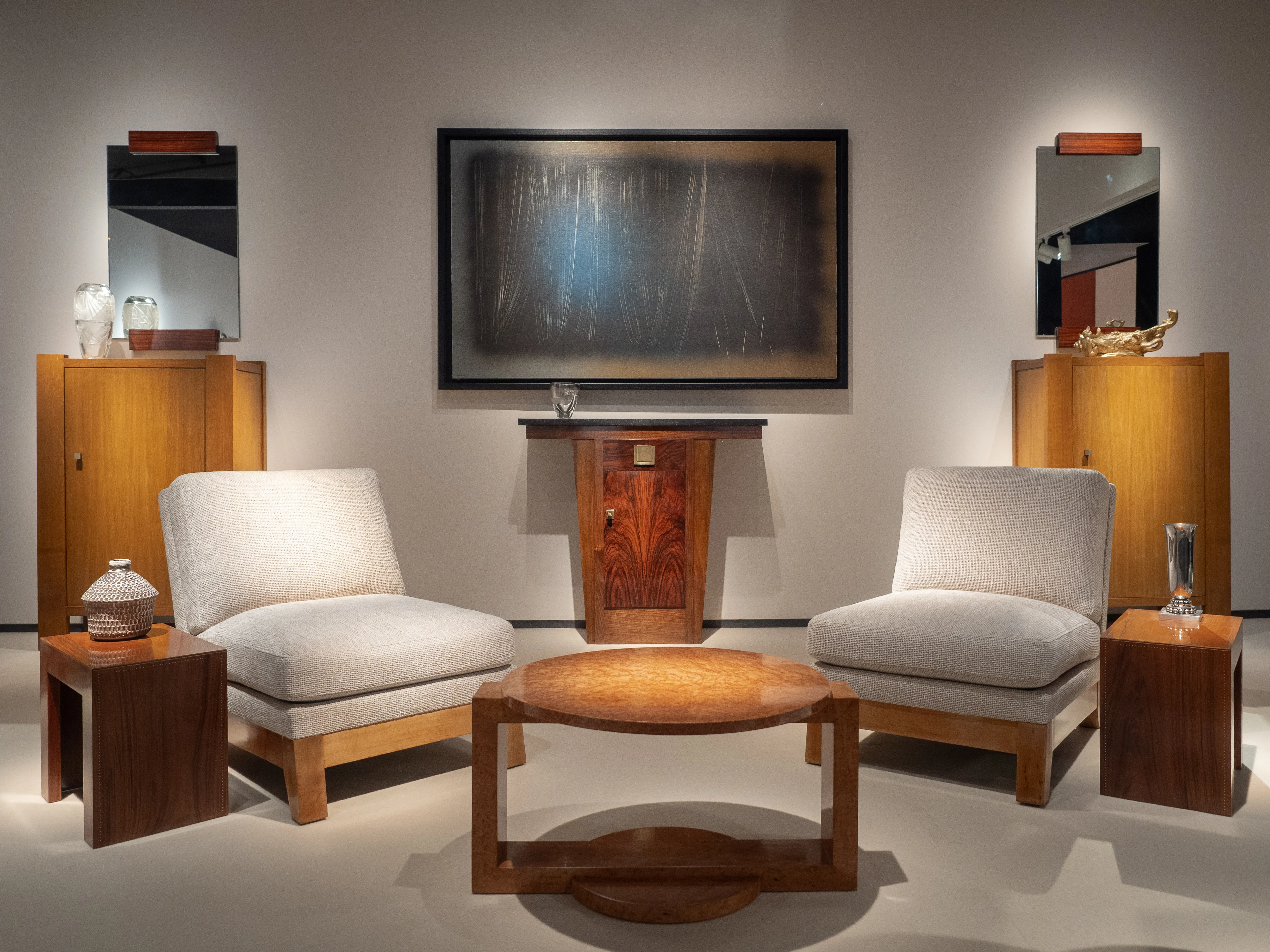 Installé dans le quartier de Mayfair, PAD est le premier salon Londonien de Design Historique et Contemporain.
Inspirant un esprit de collection unique, PAD incarne la façon dont le Design historique et contemporain interagissent pour révéler des combinaisons étonnantes et créer les intérieurs uniques et stupéfiants.
Des galeries internationales de renom venant d’Europe, d’Amérique du Nord et d’Asie se réunissent pour offrir un panorama exceptionnel des œuvres les plus convoitées et les plus emblématiques disponibles sur le marché aujourd’hui.
PAD est le lieu pour découvrir et acquérir des pièces de qualité muséale avec une histoire distincte.
PAD cultive l’éclectisme, et l’authenticité avec passion et flair.
PAD est conçu pour inspirer les collectionneurs, les consultants en art, les conservateurs de musée, les spécialistes d’intérieur, les praticiens du design et le public, ce qui fait de PAD le seul événement de ce type.