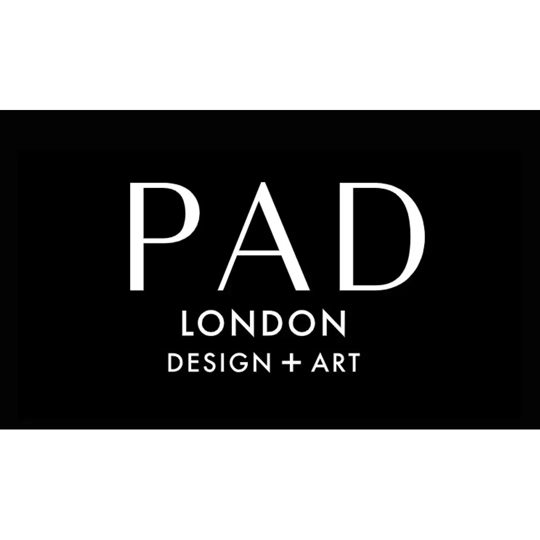 Nous sommes ravis de faire notre retour au PAD London 2026 du 13 au 18 octobre à Berkeley Square, marquant ainsi la 15e année consécutive de la Galerie Marcelpoil à ce grand rendez-vous du design international.
Installée rue de Seine à Paris, notre galerie est spécialisée en Design Historique et Art Déco, et est internationalement reconnue comme la référence absolue pour l’œuvre du créateur avant-gardiste André Sornay (1902–2000).
Pour célébrer cet anniversaire au PAD, nous vous invitons à découvrir une sélection exclusive de ses chefs-d'œuvre les plus emblématiques. L'exposition mettra en valeur les lignes géométriques saisissantes et la technique unique du cloutage qui définissent son modernisme visionnaire et intemporel.