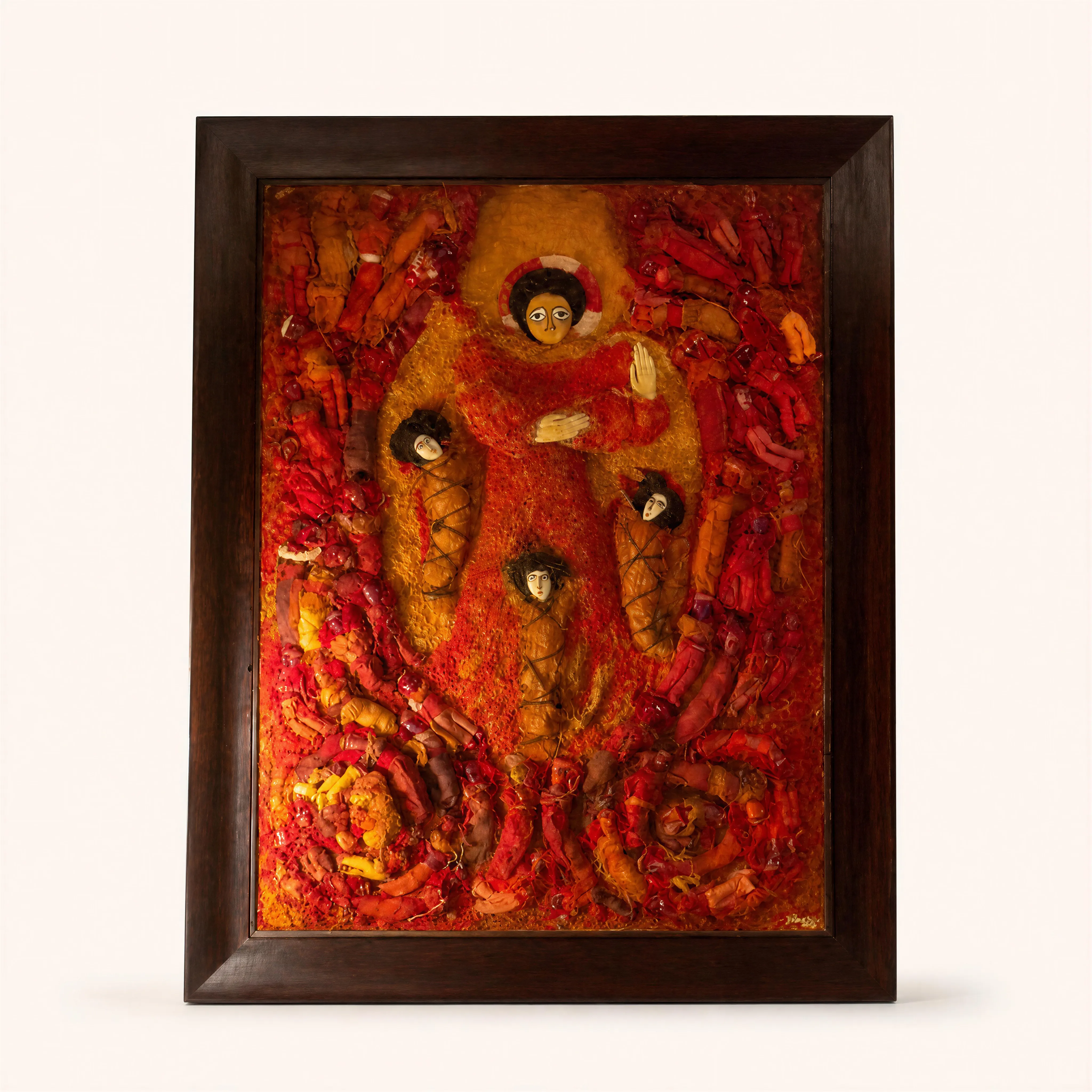 Composition tridimensionnelle en relief réalisée par assemblage de textiles, de cordages et d'éléments rembourrés, majoritairement déclinée dans des tons de rouge, de brun et d'ocre. L'œuvre figure une silhouette féminine centrale aux bras stylisés, entourée de motifs évoquant des visages et des corps d'enfants emmaillotés ou liés par des cordes, le tout s'organisant dans une structure dense et organique.  
Signé « Galendo » et daté « 1980 »